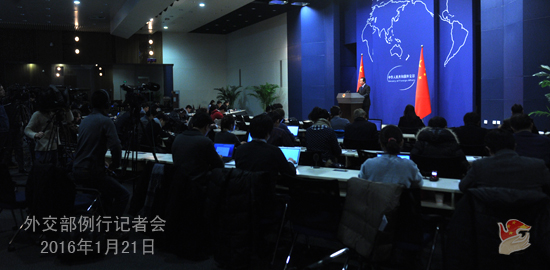 　　问：据报道，1月20日，巴基斯坦开普省一所大学遭遇恐怖分子袭击，至少造成包括学生和教职人员在内的21人死亡。中方对此有何评论？ 　　答：我们对这一袭击表示强烈谴责。中方坚决反对针对无辜平民的恐怖袭击，支持巴基斯坦打击恐怖主义，维护国家稳定和人民安全。   　　问：吉布提总统盖莱20日宣布，吉已与中方签署了建立自贸区、中国利用吉港口进行外贸转运、中国银行在吉运营等协议，中国为何对吉布提如此关注？  　　答：近年来，中吉友好关系得到新发展，双方政治互信不断加深，经贸合作蓬勃开展，人文交流十分活跃。在出席约翰内斯堡峰会期间，习近平主席和盖莱总统举行会晤，进一步指明了中吉加强双边关系、维护地区和平稳定、促进共同发展的意愿。当前，中国与非洲国家正在落实约翰内斯堡峰会期间双方达成的共识，切实助推非洲发展，中吉有关协议体现了这一努力。     　　问：中国美国商会近日发布调查报告称，中国营商环境在恶化，四分之一的受访企业表示已经或准备将某些部门移出中国，主要原因是人工成本上涨和网络监管、反垄断调查等监管压力上升，中方对此有何评论？  　　答：我注意到有关报告。也注意到这个报告提到，有60%的美国企业在华盈利，有60%的企业仍将中国列为其投资重点前三位的国家之一，近四分之一企业认为中国是其投资首选。   　　根据中国商务部的统计数据，2014年，中国吸收外资规模居世界第一，达到1200亿美元，连续23年保持发展中国家首位。2015年1至11月，中国设立外商投资企业23648家，同比增长11%，实际使用外资金额同比增长7.9%，预计全年吸收外资1260亿美元，再创历史新高。   　　我想强调，中国利用外资的政策不会变，为各国在华投资企业创造良好投资环境的政策不会变，保护外商投资企业合法权益的政策不会变。中国经济增长潜力和回旋余地很大，我们愿继续同各国分享中国发展红利，谋求互利共赢。   　　问：美国常务副国务卿布林肯正在北京访问，中方哪位官员将与他会晤？双方是否将重点讨论朝鲜、台湾等议题？  　　答：美国常务副国务卿布林肯于1月20日至21日访华，与张业遂副部长共同主持中美战略安全对话会间会。双方将就中美关系以及共同关心的战略安全、综合安全问题交换意见。   　　问：中方在吉布提建设军事设施是否只是出于在亚丁湾护航的目的？  　　答：近年中国派出护航编队赴亚丁湾、索马里海域护航。在执行任务过程中，官兵休整和食品、油料补给面临许多实际困难，有必要实施就近高效的后勤保障。中吉就建设保障设施进行协商并达成共识，这有利于中国军队进一步执行好护航任务、为地区和平稳定作出新贡献。相关设施的性质是明确的，就是为中国在亚丁湾、索马里的护航编队提供后勤保障。   　　文章来自：中华人民共和国外交部