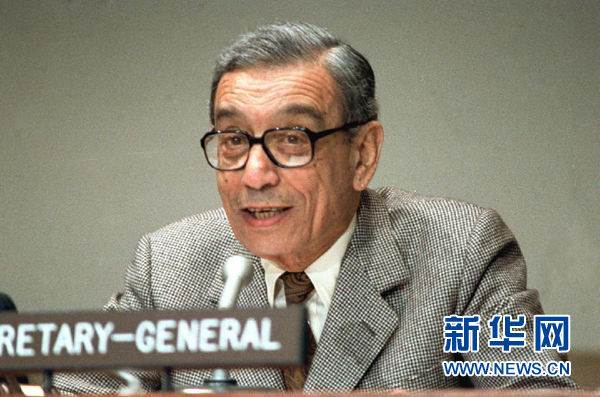 　　2月16日， 联合国安理会宣布联合国前秘书长加利去世。这是联合国前秘书长加利1992年的资料照片。  　　联合国前秘书长布特罗斯·布特罗斯-加利16日逝世，享年93岁。  　　联合国秘书长潘基文当天在安理会厅外宣读声明，对加利逝世深表悲痛。潘基文说，联合国将哀悼这位为世界和平与国际秩序作出宝贵贡献、值得铭记的领导人。  　　潘基文说，加利是备受尊敬的埃及政治家，也是精通国际法的学者，有丰富的经验和智慧，在联合国历史上最动荡和艰难的时期为这一国际机构掌舵，随后还领导了法语国家组织。加利担任秘书长期间，联合国维和活动大幅增加。当时冷战刚结束，世界正越来越转向联合国寻求问题的解决。加利为联合国如何应对这一新时代做了很多工作。  　　潘基文说，作为秘书长，加利对联合国尽职尽责，给联合国留下的印记不可磨灭。潘基文向加利表示最深切的哀悼，并向加利的家人、埃及人民及加利在全世界的众多朋友致以深切慰问。  　　当天，联合国安理会在举行会议时，各国代表为加利逝世默哀一分钟。  　　加利1922年11月14日出生于埃及开罗，曾先后就任埃及外交国务部长、副总理兼外交国务部长。1992年至1996年，他担任联合国第六任秘书长，是联合国历史上担任最高行政职务的第一位来自非洲国家的代表。卸任联合国秘书长一职后，他曾任法语国家组织秘书长等职务。加利长期致力于发展中国家的和平与发展事业，为维护发展中国家的合法权益做了大量有益工作。  　　加利曾多次访华，今年1月20日，中国国家主席习近平在访问埃及时，还会见了加利等10名获得“中国阿拉伯友好杰出贡献奖”的友好人士。  　　文章来自：新华网