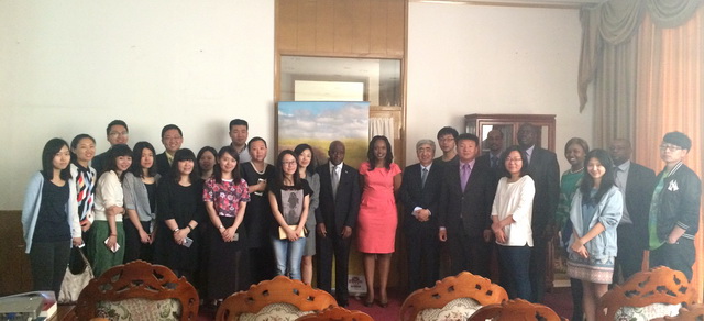 　　为期两天的非洲四国投资研讨会25日在河北唐山举行。埃塞俄比亚、肯尼亚、莫桑比克、赞比亚四国政府投资促进机构官员和驻华使节出席研讨会，力邀中国企业赴非投资。  　　肯尼亚驻华大使金扬久伊表示，中非提升为全面战略合作伙伴关系后，肯尼亚采取了很多激励机制鼓励中国企业来肯尼亚进行投资，中非合作要进一步推进。肯尼亚在制造业和农业加工等领域拥有潜力，肯方希望能够进一步转型，实现工业化发展。  　　数据显示，现有3000多家中国企业在非洲投资兴业，2014年中非人员往来超过360万人次。中国企业在非投资涉及能源、矿产、轻工、建材、纺织等多个领域，累计投资额近47亿美元，初步在当地形成产业聚集效应。  　　埃塞俄比亚驻华大使塞尤姆表示，埃塞俄比亚多个领域都有中国企业的足迹，非洲的投资是充满潜力的，希望更多中国企业走进非洲，尤其是帮助非洲在公路、铁路和其他基础设施领域实现进一步发展。  　　“非洲正在积极推进工业化进程，可以说中非发展阶段前后衔接，产能合作前景广阔。”中国贸促会贸易投资促进部部长林舜杰表示，研讨会旨在落实习近平主席去年访非期间提出的“十大合作计划”，推进中非产能合作和项目对接，帮助非洲国家实现工业化。  　　2015年12月4日，中非合作论坛约翰内斯堡峰会上，中国国家领导人习近平表示，为推进中非全面战略合作伙伴关系建设，中方愿在未来3年同非方重点实施“十大合作计划”，着力支持非洲加快工业化和农业现代化进程，实现自主可持续发展。  　　本次非洲四国投资研讨会由中国贸促会与联合国国际贸易中心、中非发展基金联合主办，重点推进中国企业对埃塞俄比亚、肯尼亚、莫桑比克和赞比亚四国投资。年内，中国贸促会还将在山西多个省市举办中非投资研讨会和贸易投资论坛。  　　文章来自：新华网