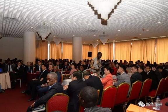 　　喀麦隆投资促进署总经理玛尔特·安热利娜·明贾19日说，喀麦隆期待同中国深化基础设施领域合作。  　　当日，由中国南南合作促进会和喀麦隆企业联合会主办的中国-喀麦隆投资贸易座谈会在首都雅温得举行，到访的二十多家中企的代表和数十名喀麦隆企业家就双方开展多领域投资贸易合作进行深入洽谈。  　　    　　中国-喀麦隆投资贸易座谈会现场。  　　明贾表示，喀麦隆目前大力建设基础设施以促进经济发展，而中国恰具有先进的基建技术和经验。双方在该领域合作已取得丰硕成果，喀方期待在此基础上进一步深化合作。  　　   中国南南合作促进会会长吕新华致辞。  　　到访的中国南南合作促进会会长吕新华表示，经过多年发展，中企在多领域具有全产业链优势，除传统基建领域合作外，中企可结合驻在国需求，发挥自身专长，进一步寻求未来中非投资贸易合作的新增长点。  　　   中喀企业家洽谈。  　　喀麦隆企业联合会主席普罗泰·阿阳玛·阿芒表示，和其他合作伙伴相比，中企同时具备项目成本和质量上的优势，中企员工务实能干的精神也深受喀麦隆人喜爱，中喀双方合作前景十分广阔。  　　   中国-喀麦隆投资贸易座谈会现场。  　　据了解，中国目前是喀麦隆第一大贸易伙伴和主要投融资来源国，去年双边贸易额为19.6亿美元。喀麦隆是享受中国优惠贷款第三多的非洲国家，仅次于尼日利亚和肯尼亚。  　　文章来自：新华非洲