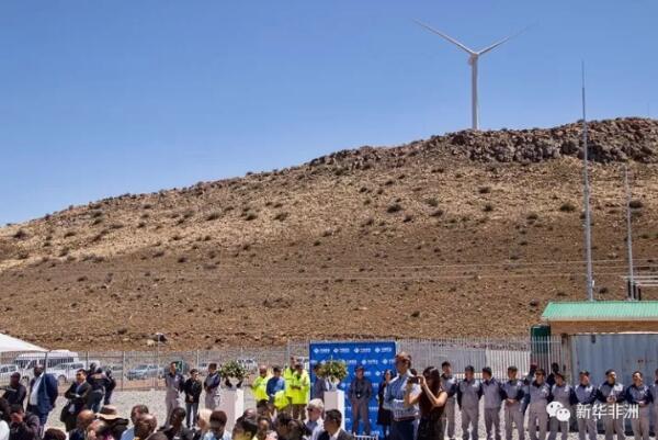 　　由中国国电龙源电力集团股份有限公司在南非开发的德阿24.45万千瓦风电项目17日顺利竣工并投产发电，这是中国在非洲第一个集投资、建设和运营为一体的风电项目。  　　    　　中国国电龙源电力集团股份有限公司的员工和风车。新华社发(琳达·易 摄)  　　龙源德阿风电项目总投资约为25亿元人民币，分两期同步建设，地点分别位于南非北开普省德阿镇西南25公里处和东北75公里处，装机容量分别为10.05万千瓦和14.4万千瓦，共安装由中国国电联合动力生产的1.5兆瓦风机163台。该项目的竣工，实现了中国国电集团风电项目开发与自主制造风电设备的联合“走出去”。  　　近年来，电力紧缺问题在非洲日趋严重，开发新能源已经成为一种趋势。作为金砖国家成员之一，南非政局稳定，风力资源丰富，市场发展空间和潜力较大。  　　    　　出席仪式的嘉宾共同启动风电项目。新华社发(琳达·易 摄)  　　在国家发展战略的牵引下，2009年6月，中国龙源电力正式启动南非风电项目开发的前期接洽与考察工作。经过充分准备，2013年8月，龙源南非公司与当地合作伙伴参与了南非能源部组织的第三轮可再生能源项目招标，并在与法电(EDF)、意电(Enel)、葡电(EDP)等众多国际知名电力企业的竞争中胜出，成功中标德阿风电项目。值得一提的是，德阿一期在该轮7个中标项目中电价最高，被南非风能协会评选为“2014年度优秀开发项目”，是第三轮中标项目中唯一获此奖项的风电项目，而德阿二期装机容量则在目前所有中标项目中规模最大。  　　龙源南非德阿风电项目采用融资模式，全部贷款由南非银行提供，极大降低了母公司的风险。项目中标后，南非银行对项目展开了法律、技术、保险、财务模型等一系列严格的调查和评估，以确保项目盈利能力足以偿还银行贷款。此外，龙源电力还完成了政府协议、购电协议、项目融资协议、EPC总包合同及运维合同的起草、谈判与签订等流程。2015年2月，项目贷款通过南非银行审批，顺利实现融资关闭。2015年8月项目正式进入工程建设期。  　　    　　中国国电集团党组副书记、副总经理张国厚(右一)和龙源电力集团党委书记、副总经理黄群(右二)出席仪式。新华社发(琳达·易 摄)  　　中国国电集团党组副书记、副总经理张国厚对新华社记者说，作为全球第一的可再生能源发电企业，龙源电力在开发建设德阿风电项目期间，始终遵守当地的法律法规，坚持与当地商业合作伙伴以诚相待，实现良好协作。  　　张国厚说，公司还积极承担企业发展的社会义务，通过大范围采购当地设备，广泛使用当地设计与施工企业，雇佣当地施工、管理及运行维护人员，成立社区基金等形式，为当地创造就业机会700多个。德阿项目投产发电后，每年可发送清洁电力6.44亿千瓦时，相当于节约标准煤21.58万吨，减排二氧化碳61.99万吨，并满足当地8.5万户居民的用电需求，极大地促进了该地区的社会和经济发展。  　　    　　中国国电龙源电力集团股份有限公司为当地学校捐款。新华社发(琳达·易 摄)  　　中国驻南非大使馆经商处参赞荣延松，中国驻开普敦总领馆副总领事曹利，中国龙源电力党委书记、副总经理黄群，中国国电联合动力董事长褚景春，南非北开普省政府代表等出席了当天在德阿一期项目升压站举行的竣工庆典仪式。  　　文章来自：新华非洲