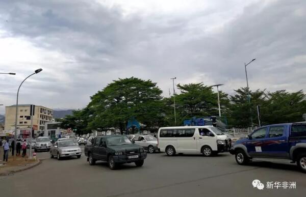　　布隆迪总统恩库伦齐扎28日在布隆迪首都布琼布拉发布首都和周边地区的总体规划，规划确定了布琼布拉市到2045年的发展目标。  　　    　　(资料)布隆迪首都布琼布拉街景。  　　恩库伦齐扎在发布仪式上说，按照这份总体规划，到2045年，首都面积将大幅增加，首都范围将扩展至周边省份，布琼布拉市将拥有明确的功能分布，中心区域将作为政府行政部门所在地和贸易区，西北部将作为工业区和农业区，而靠近世界第二深湖坦噶尼喀湖的南部地区将发展旅游业。  　　    　　(资料)布隆迪首都布琼布拉街景。  　　他说，布琼布拉市将重视环境标准，总体规划确定了绿地和农场的分布，并将终结首都周边区域无序建设。他还说，由于首都可用于建设的空间不断减少，政府鼓励民众建造多层建筑。  　　恩库伦齐扎号召布隆迪人民团结一致按总体规划参与首都发展。他同时表示，政府将邀请外国投资者参与和帮助首都发展。  　　    　　(资料)布隆迪首都布琼布拉街景。  　　布隆迪政府数据显示，布隆迪首都布琼布拉市面积约121平方公里，人口80多万。布隆迪是位于中部非洲的内陆国家，按世界银行说法，布隆迪是世界最贫穷的五个国家之一，布隆迪经济高度依赖农业，从事农业领域人口数量占全国总人口数的90%，但布隆迪极度缺乏可耕地。  　　文章来自：新华非洲