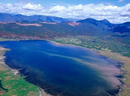 　　2016年3月21日，联合国就预非洲大湖地区举行公开辩论会。大湖地区地处非洲大陆中心，历史文化悠久，发展潜力很大。中方赞赏大湖地区国家的积极努力，希望各方从本地区共同利益出发，坚定信心，凝聚共识，实现大湖地区共同发展。  　　2016年3月21日，中国常驻联合国代表刘结一呼吁国际社会加大对非洲大湖地区的发展投入，实现共同发展。  　　中方呼吁国际社会加大对地区国家农业、能源、基础设施、通讯和旅游业等投资，增加就业，促进地区经贸和互联互通，让地区国家共享和平红利，实现经济繁荣。  　　刘结一表示，中方高度重视发展对非关系，愿与非洲在工业化、农业现代化、基础设施、金融、绿色发展、贸易和投资便利化、减贫惠民、公共卫生、人文、和平与安全等十大领域开展务实合作。中方愿同广大非洲国家一道，大力落实中非合作论坛约翰内斯堡峰会成果，根据非洲自身实际需要，帮助非洲改善民生，不断支持非洲国家提高自主发展能力。  　　大湖地区位于非洲中东部，指环维多利亚湖、坦噶尼喀湖和基伍湖等湖泊的周边和邻近地区，涵盖安哥拉、布隆迪、中非共和国、刚果(布)、刚果(金)、肯尼亚、卢旺达、苏丹、南苏丹、坦桑尼亚、乌干达和赞比亚等国。该地区是世界上人口最密集的地区之一，同时也是非洲自然资源最丰富的地区。  　　中国与南部非洲签订金融合作专项协议  　　2016年3月8日，中国有色集团与中国国家开发银行、中非发展基金有限公司在赞比亚首都卢萨卡就中南部非洲区域金融合作签订专项协议。该协议为中国有色集团拓展中南部非洲业务、深度实施“走出去”战略提供了有力保障。  　　中国驻赞比亚大使杨优明出席签约仪式并对中国有色集团在赞比亚等中南部非洲地区的快速发展以及此次银企合作给予高度评价。他指出，中赞两国发展前景广阔，希望通过金融机构与赞比亚中资公司的龙头企业开展友好合作，发挥产融结合优势，强化中非全面战略合作伙伴关系，进一步推动中赞经贸合作，增进中赞全天候友谊。  　　此次签约是三方积极贯彻落实“中非合作十大计划”与中非产能合作战略的具体体现。三方商定在中南部非洲地区建立“金融+产业”的合作伙伴关系，在矿产资源开发、合作园区建设、对外工程承包等领域开展全面合作，国家开发银行、中非发展基金有限公司根据中国有色集团业务发展规划和融资需求，将提供意向金额为30亿美元的各类金融产品服务。该额度在国有大型政策银行针对非洲地区企业的授信中绝无仅有，充分体现了中国政府和银行机构对中国有色集团中南部非洲业务的大力支持。  　　中国有色集团是赞比亚最大的中资企业，自1998年开发赞比亚谦比希铜矿开始，在中南部非洲已经先后设立了近20家出资企业，在非洲当地政府及民众当中享有良好声誉和广泛影响，被称为“中非全天候友谊最好的诠释者”。国家开发银行是中国政府全资所有的金融机构，长期以市场化方式服务国家战略，支持国内企业实施国际化经营和国际产能合作。中非发展基金有限公司是国家开发银行全资子公司，也是中国第一支专注于对非洲投资的直接股权投资基金。  　　南非多家企业与中国深企洽谈对接  　　2016年3月21日，由南非贸易工业部主办的南非投资贸易推介暨南非商品展在深圳举行，南非商务领事图兰尼·佩切尼带领20余家南非当地红酒、钻石和其他产业的企业负责人与深圳企业洽谈对接。  　　南非是非洲大陆上最重要的国家之一，人口占非洲总人口的6%，国内生产总值占非洲总产值的18%，矿产量占非洲的45%，购买力占50%。  　　中国是南非第一大贸易伙伴，南非主要向中国出口原材料和矿产。南非在能源供应、灾害救济、运输、通讯和对外投资等领域发挥着重要作用。据介绍，南非电信行业非常发达，拥有非洲最大的电信运营网络，在全球电信业中排名第23位，南非对信息技术产品和服务的消费量居世界第20位，因特网使用率居第18位。  　　南非的移动通信市场以每年50%的速度增长。与此同时，南非拥有1440公里双向高速公路，292公里单向高速公路及4401公里开放式单向主道路系统。南非国家铁路运营公司经营管理着南部非洲最大的铁路系统，南非运输网络有限公司是整个非洲南部最大的港口管理机构，拥有全非洲设施最先进、效率最高的港口管理系统。  　　此外，南非金融体系发达，管理制度健全，全国拥有78家注册银行，约翰内斯堡证券交易所是世界排名第15位的证券交易所。  　　投资推介说明会后，20余家南非企业参加的对接会场面热烈。由于产业划分清晰，对接单位针对性强，对接双方都寻找到了两家以上的企业深入交流。澳大利亚上市公司全球财富投资有限公司与南非方面现场达成多个合作意向。  　　“金花寨”小米积极开拓非洲市场  　　    　　“甘州区花寨小米种植专业合作社”位于甘肃省张掖市甘民公路38公里处，在甘州、肃南、民乐三县区的交汇地带。是由甘州区花寨供销社发起,于2008年7月由当地农民自愿入社参股成立的农村专业合作经济组织。近年来，合作社采取“专业合作社+合作社+种植大户+基地+农户”的模式，大力发展小米、黄米和部分小杂粮种植、加工，注册了“金花寨”商标。  　　“金花寨”小米、黄米的平均生长期在180天和120天左右比同类多长50和30多天，由于生长环境无污染，由祁连山冰雪水和矿泉水浇灌，可谓天然绿色佳品，经清华大学分析中心检测“金花寨”小米中含的硒是同类小米的2倍。 2010年获国家有机食品认证，2011年获得“甘肃金奖农产品”;2012年12月“金花寨”有机小米在中国绿色食品2012博览会上荣获畅销产品奖和优秀商务奖;2013年荣获第七届中国国际有机食品博览会金奖和甘肃名牌产品;2014荣获第八届中国国际有机食品博览会金奖和第十五届中国绿色食品博览会金奖;2016年被农业部评为2015年度全国名特优新农产品。  　　花寨小米种植专业合作社积极同“新合作”公司及中国的大型超市合作，在中国兰州、北京、海口、上海、河南、河北、山东、新疆、成都等地发展销售代理商和销售终端。同时，通过媒体广告宣传，电商渠道分销等营销方式，提高了产品知名度，“金花寨”小米得到市场认可和广大消费者青睐。  　　2015年花寨小米种植专业合作社申请了自营进出口资格，积极开拓国际市场。近日，由联合国国际贸易中心、中国贸易促进会、中非发展基金东北非投资部、英国国际发展部联合举办的非洲四国投资研讨会在河北省唐山市举行。张掖市花寨小米种植专业合作社作为全国唯一的合作社代表参加了这一国际盛会，并推介了自己的产品，受到了与会中外嘉宾的一致好评。  　　会上，中国贸易促进会贸易投资促进部部长林舜杰把“金花寨”小米作为出口重点产品向联合国贸易官员推介。同时，非洲埃塞俄比亚、肯尼亚、赞比亚、莫桑比克四国大使和贸易官员、英国国际贸易部经济顾问、中非发展基金投资部领导，以及海外投资企业的董事长进行了“金花寨有机小米”出口和海外投资的有益探讨，并与吉林省海外农业投资公司就出口埃塞俄比亚、赞比亚事宜达成协议。首单计划出口120吨，2016年3月中旬发往上述国家  　　文章来自：科技世界网