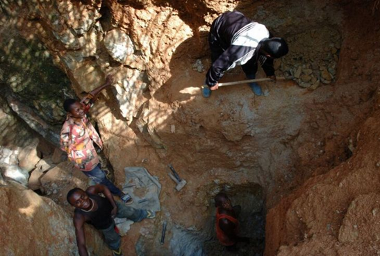 据估计,非洲占世界矿产资源的30%,其中包括铝土矿,钴,铜,金,石墨,铁矿