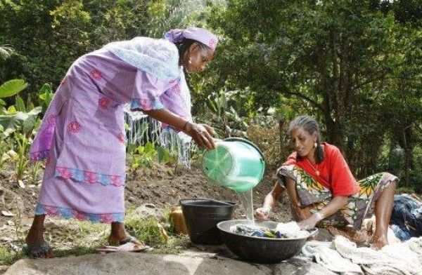 　　    　　老婆成百并不稀奇 各有居所自食其力。  　　    　　喀麦隆男人经常问外国女游客：“你想成为我的第N个老婆么?”喀麦隆实行一夫多妻制，一个男人三四个老婆很平常，几十上百个老婆也不稀奇。  　　    　　喀麦隆一个普通家庭。  　　    　　老婆就是劳动力  　　    　　非洲发展银行工作的喀麦隆人吉恩·克劳德先生，他父亲有4个老婆。一个卡纳的喀麦隆人，他父亲娶了27个老婆，卡纳有100多个兄弟姐妹，最大的72岁，最小的12岁。  　　    　　西北大区的一个部落酋长有100多个老婆，喀麦隆已婚妇女平均生育5胎，以此来推算，这个酋长会有几百个子女。  　　    　　喀麦隆西北大区莫莫省的省长艾萨克先聊起了喀麦隆的一夫多妻制。按照艾萨克先生的说法，他们实行一夫多妻制，是因为男人拥有土地，为了不让耕地荒废，就要多娶老婆。  　　    　　在他们眼里，老婆就是劳动力，是财富的象征，娶的老婆越多，在农田上耕种的劳动力就越多，收入就越多。  　　    　　在一夫多妻制家庭中，每个老婆独居一处，通常是在分配给她的农田上盖房子，在那里居住、劳动。  　　    　　丈夫也有自己的房子，他要安排一个“值日表”发给所有的老婆，每天晚上，老婆根据“值日表”到丈夫的住所与其过夫妻生活。当然，年轻貌美的老婆“值日”的机会更多些。  　　    　　艾萨克先生还说，喀麦隆实行一夫多妻制，是因为女人比男人多，如果不这样，肯定会有好多女人嫁不出去。  　　    　　然而真实的情况是，喀麦隆男女性别比例是100∶101，基本平衡。在喀麦隆，好多妻子的年龄比丈夫小很多，男人是把子孙辈的老婆先娶了。  　　    　　结婚证有两种。喀麦隆虽然实行一夫多妻制，但婚姻也是自由的，这里有两种结婚证：一种是一夫一妻制结婚证，一种是一夫多妻制结婚证。  　　    　　如果一个男人和一个女人是第一次婚姻，在领结婚证时就要决定这个家庭将是一夫一妻制家庭还是一夫多妻制家庭。  　　    　　如果未婚妻不同意一夫多妻制，男方也认可一夫一妻制，他们就领取一夫一妻制结婚证，这意味着丈夫在他们婚姻存续期间不得再娶别的女人，否则就违法。  　　    　　如果双方同意一夫多妻制，那就领一夫多妻制结婚证，这意味着丈夫有权娶N个老婆。  　　    　　不过酋长例外，酋长看上了哪个姑娘，就把一个手镯给她戴上，这就意味着她成了酋长的妃子。  　　    　　艾萨克先生只有一个老婆，但他领的是一夫多妻制结婚证。  　　    　　他解释道，“娶老婆的多少主要取决于自己的条件。我想在仕途上发展，精力都用在工作上了，不想让女人消耗过多的精力，所以一直没再娶。但领了一夫多妻制结婚证，将来如果感觉元配不如意，可以随时娶第二个老婆，而没必要办理烦琐的离婚手续。”  　　    　　老婆财产一起继承  　　    　　喀麦隆的一夫多妻制还允许男人继承老婆，既可以继承父亲的老婆，也可以继承兄弟的老婆。  　　    　　一个叫奥古斯特尔的女大学生，她父亲有7个老婆，她说，除了她母亲是父亲亲自娶的外，其他6个老婆都是从大伯那里继承来的。  　　    　　大伯去世后，为了不让财产外流，她父亲就把大伯的6个老婆连同孩子继承了。  　　    　　西北大区的巴福特酋长有54个妻子，其中48个是从父亲那里继承来的，6个是自己娶的。  　　    　　酋长的老婆和普通人的老婆没什么不同，也要下地干活。  　　    　　最年轻的玛丽酋长妃说：“每个酋长妃的房子要盖得一模一样。这主要是体现公平，酋长的妻子不设等级，没有王后和妃嫔之别，大家的待遇完全一样，都要自食其力，到分给自己的田地里劳动。”  　　    　　在喀麦隆，娶多个老婆并不意味着愚昧无知。西北大区的巴厘酋长杜甘永格三世在德国获得哲学博士学位，也有几十个老婆，他还向我炫耀说娶了个德国博士老婆。  　　    　　不过，一些受过高等教育，特别是留学回来的妇女，越来越不接受一夫多妻制婚姻了。  　　    　　在喀麦隆，多数妇女没有机会接受高等教育，她们还是无奈地选择一夫多妻制婚姻。  　　    　　尽管这种婚姻制度显然对女性不公平，但这就是喀麦隆多数妇女的现实：要么与人共有一个老公，要么没有老公。    　　文章来自：网易
