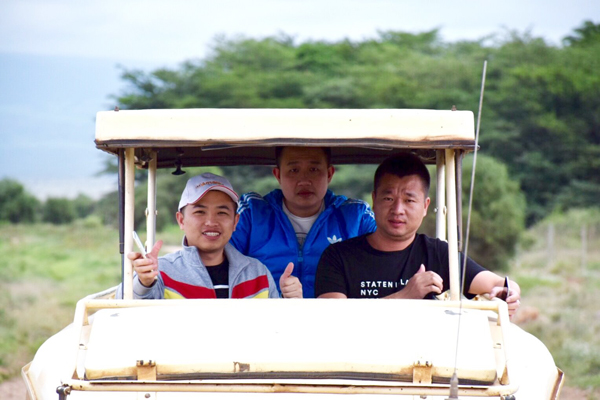 　　肯尼亚当地时间5月29日，由Amanbo聚焦非洲跨境电商平台组织的“掘金肯尼亚之旅”商务考察团在结束了为期8天的肯尼亚商务考察行程后，踏上了回国的飞机。与21日飞往内罗毕时的憧憬与忐忑形成鲜明对比，考察团成员多了一份对于开拓非洲市场的信心，笑颜中是手里已经或即将签下的订单。  　　5月22日，考察团成员抵达内罗毕并参观了市区。23日参观了Amanbo肯尼亚运营中心和展厅，并与当地进出口商举行座谈会，初步了解肯尼亚国情及肯尼亚市场。随后，考察团成员分别和Amanbo相应行业的业务员进行对接，并前往当地的各大对口批发市场参观考察，并和部分进口商达成了初步合作意向，令考察团大受鼓舞。  　　24日，Amanbo与KNCCI联合举办的中肯进出口商双向供需交流论坛，吸引了当地进出口商代表100余人参加。凭借KNCCI在肯尼亚的影响力，本次论坛为考察团成员提供了一个与当地众多优质进出口商进行一对一精准合作洽谈的机会。  　　论坛结束后的2天，“掘金肯尼亚之旅”考察团成员们分头走访了当地对应的批发市场、拜访意向客户。2天里，考察团成员们有的与当地进口商现场确认了采购订单，有的和当地行业协会达成了合作，有的与大型国企驻肯尼亚机构建立了合作关系，有的准备回国后立即寄样过去给当地进口商试销……  　　几天的紧张考察和洽谈后，27日，考察团成员来到著名的恩波塞利国家公园，在乞力马扎罗山下感受野生动物天堂的绝美风景。接着，考察团成员还参观了目前依然保留着非洲原始风貌的马赛部落和当地的学校，感受原生态的部落文化，并自发地进行了捐款。  　　本次“掘金肯尼亚之旅”商务考察活动是Amanbo平台“掘金非洲”商务考察系列活动的首场。之所以选择肯尼亚，一是因为肯尼亚是东非经济的领头羊，近年来该地区无论是经济增长速度还是国民生活水平都有很大的提高，并且表现出强劲的发展势头；二是考虑到Amanbo在肯尼亚拥有深厚的品牌积淀和相对成熟的营销网络。今后，Amanbo“掘金非洲”商务考察活动将不定期举行，让大家深入感知真实的非洲市场机会，欢迎大家随时关注、积极参加，共同分享中非合作发展的成果。