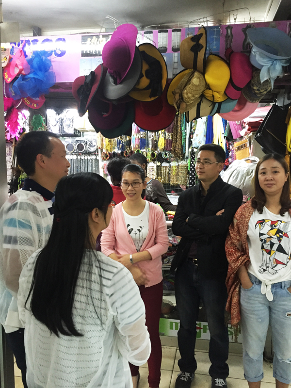 　　肯尼亚当地时间5月29日，由Amanbo聚焦非洲跨境电商平台组织的“掘金肯尼亚之旅”商务考察团在结束了为期8天的肯尼亚商务考察行程后，踏上了回国的飞机。与21日飞往内罗毕时的憧憬与忐忑形成鲜明对比，考察团成员多了一份对于开拓非洲市场的信心，笑颜中是手里已经或即将签下的订单。  　　5月22日，考察团成员抵达内罗毕并参观了市区。23日参观了Amanbo肯尼亚运营中心和展厅，并与当地进出口商举行座谈会，初步了解肯尼亚国情及肯尼亚市场。随后，考察团成员分别和Amanbo相应行业的业务员进行对接，并前往当地的各大对口批发市场参观考察，并和部分进口商达成了初步合作意向，令考察团大受鼓舞。  　　24日，Amanbo与KNCCI联合举办的中肯进出口商双向供需交流论坛，吸引了当地进出口商代表100余人参加。凭借KNCCI在肯尼亚的影响力，本次论坛为考察团成员提供了一个与当地众多优质进出口商进行一对一精准合作洽谈的机会。  　　论坛结束后的2天，“掘金肯尼亚之旅”考察团成员们分头走访了当地对应的批发市场、拜访意向客户。2天里，考察团成员们有的与当地进口商现场确认了采购订单，有的和当地行业协会达成了合作，有的与大型国企驻肯尼亚机构建立了合作关系，有的准备回国后立即寄样过去给当地进口商试销……  　　几天的紧张考察和洽谈后，27日，考察团成员来到著名的恩波塞利国家公园，在乞力马扎罗山下感受野生动物天堂的绝美风景。接着，考察团成员还参观了目前依然保留着非洲原始风貌的马赛部落和当地的学校，感受原生态的部落文化，并自发地进行了捐款。  　　本次“掘金肯尼亚之旅”商务考察活动是Amanbo平台“掘金非洲”商务考察系列活动的首场。之所以选择肯尼亚，一是因为肯尼亚是东非经济的领头羊，近年来该地区无论是经济增长速度还是国民生活水平都有很大的提高，并且表现出强劲的发展势头；二是考虑到Amanbo在肯尼亚拥有深厚的品牌积淀和相对成熟的营销网络。今后，Amanbo“掘金非洲”商务考察活动将不定期举行，让大家深入感知真实的非洲市场机会，欢迎大家随时关注、积极参加，共同分享中非合作发展的成果。
