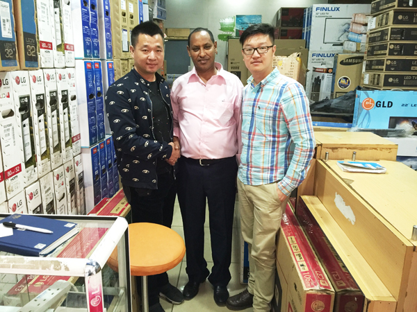 　　肯尼亚当地时间5月29日，由Amanbo聚焦非洲跨境电商平台组织的“掘金肯尼亚之旅”商务考察团在结束了为期8天的肯尼亚商务考察行程后，踏上了回国的飞机。与21日飞往内罗毕时的憧憬与忐忑形成鲜明对比，考察团成员多了一份对于开拓非洲市场的信心，笑颜中是手里已经或即将签下的订单。  　　5月22日，考察团成员抵达内罗毕并参观了市区。23日参观了Amanbo肯尼亚运营中心和展厅，并与当地进出口商举行座谈会，初步了解肯尼亚国情及肯尼亚市场。随后，考察团成员分别和Amanbo相应行业的业务员进行对接，并前往当地的各大对口批发市场参观考察，并和部分进口商达成了初步合作意向，令考察团大受鼓舞。  　　24日，Amanbo与KNCCI联合举办的中肯进出口商双向供需交流论坛，吸引了当地进出口商代表100余人参加。凭借KNCCI在肯尼亚的影响力，本次论坛为考察团成员提供了一个与当地众多优质进出口商进行一对一精准合作洽谈的机会。  　　论坛结束后的2天，“掘金肯尼亚之旅”考察团成员们分头走访了当地对应的批发市场、拜访意向客户。2天里，考察团成员们有的与当地进口商现场确认了采购订单，有的和当地行业协会达成了合作，有的与大型国企驻肯尼亚机构建立了合作关系，有的准备回国后立即寄样过去给当地进口商试销……  　　几天的紧张考察和洽谈后，27日，考察团成员来到著名的恩波塞利国家公园，在乞力马扎罗山下感受野生动物天堂的绝美风景。接着，考察团成员还参观了目前依然保留着非洲原始风貌的马赛部落和当地的学校，感受原生态的部落文化，并自发地进行了捐款。  　　本次“掘金肯尼亚之旅”商务考察活动是Amanbo平台“掘金非洲”商务考察系列活动的首场。之所以选择肯尼亚，一是因为肯尼亚是东非经济的领头羊，近年来该地区无论是经济增长速度还是国民生活水平都有很大的提高，并且表现出强劲的发展势头；二是考虑到Amanbo在肯尼亚拥有深厚的品牌积淀和相对成熟的营销网络。今后，Amanbo“掘金非洲”商务考察活动将不定期举行，让大家深入感知真实的非洲市场机会，欢迎大家随时关注、积极参加，共同分享中非合作发展的成果。