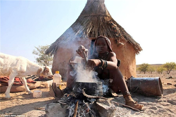 非洲原始部落女子逛超市 穿羊皮衣梳泥巴辫