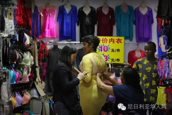 　　广州越秀区小北路靠近天秀大厦的天桥上人来人往，天桥下是车水马龙和远处耸立在灰霾中的高楼大厦。天桥的另一边，开往深圳的“和谐号”飞快地在铁轨上奔驰，发出巨大的噪音；铁轨下的桥洞里，小贩们正贩卖着各式的皮带、钱包、牛仔裤;理发的摊位上，剪刀“嚓嚓嚓”地响着。穿过桥洞，前面便是另外一个世界，一条只有短短几百米的街道。街道的名字叫宝汉直街，一处典型的城中村。图为穿过桥洞的非洲客往宝汉直街方向走来。  　　    　　街道的入口处是一座酒店改造成的的商贸城，车辆需保安放闸才能通过。再往里走，街道愈发狭窄，但凡有车经过，人群避让，灰尘扬起。  　　    　　据中国官方统计，2003年以后，在中非贸易热潮的带动下，赴广州的非洲人每年以30%至40%的速度递增。《广州日报》报道称，广州常住的外国人数已达5万，其中可统计的非洲人就有2万多。  　　    　　经常出没在广州或者曾经到过广州旅游的朋友们，肯定会经常看到一批一批的黑人在街上或者地铁公交上走动，非洲的部分黑人们来到中国找寻属于他们的“中国梦”的，就是这样一个小地方，这里可以见到来自80多个不同国家的人，其中大部分都是非洲商人。这条街，满足了他们几乎所有的生活所需。  　　    　　聚集在广州的黑人，很多由于签证过期的原因，无时无刻不处在被遣送回国的焦虑中，除了栖身之所和狭窄的店面外，他们哪里也不敢去。  　　    　　宝汉直街的非洲人主要来自于非洲的法语国家，例如刚果，几内亚，尼日尔，塞内加尔，他们大多数已经混出点名堂。可即便在这样的地方，拿着相机的人也会引来警惕的眼神，不但是黑人，甚至商铺里的中国人都会一直打量着你，直到你离开他所在的区域。  　　    　　对于远在中国的非洲人，他们的男女比例严重失衡，几乎都想找一个中国老婆，谁也无法说清这里爱的成分有多少，可一段跨国恋却一定能让他们安稳下来，不再惊慌和逃窜，可也并不是每个人都那么的幸运，能走到最后的也只是少数。  　　    　　对于中国人而言，都喜欢落叶归根，也时常能感受到那种身在异乡为异客的凄楚，但是对于非洲人而言，他们反而觉得来中国的生活其实过得很好，坦言很喜欢中国。  　　    　　据了解，目前一名普通非洲人来中国的费用，包括签证费1000元左右、来回机票费10000元左右、一个月时间在华食宿费用3000元左右，因此在来中国之前就至少要准备15000元以上才能确保成行。  　　    　　为什么选择来广州，而非其它城市?很多受访者认为是广州商品齐全物美价廉。  　　    　　一非洲女人自己在搬运货物。  　　    　　一非洲女人在水果店买水果。  　　    　　一位非洲女人在买衣服。  　　    　　一位非洲女人在内衣店试穿内衣，有两位中国女店员在帮忙试衣。  　　文章来自：东方网