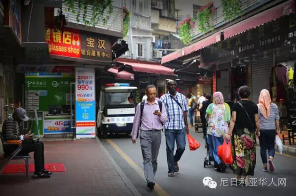 　　广州越秀区小北路靠近天秀大厦的天桥上人来人往，天桥下是车水马龙和远处耸立在灰霾中的高楼大厦。天桥的另一边，开往深圳的“和谐号”飞快地在铁轨上奔驰，发出巨大的噪音；铁轨下的桥洞里，小贩们正贩卖着各式的皮带、钱包、牛仔裤;理发的摊位上，剪刀“嚓嚓嚓”地响着。穿过桥洞，前面便是另外一个世界，一条只有短短几百米的街道。街道的名字叫宝汉直街，一处典型的城中村。图为穿过桥洞的非洲客往宝汉直街方向走来。  　　    　　街道的入口处是一座酒店改造成的的商贸城，车辆需保安放闸才能通过。再往里走，街道愈发狭窄，但凡有车经过，人群避让，灰尘扬起。  　　    　　据中国官方统计，2003年以后，在中非贸易热潮的带动下，赴广州的非洲人每年以30%至40%的速度递增。《广州日报》报道称，广州常住的外国人数已达5万，其中可统计的非洲人就有2万多。  　　    　　经常出没在广州或者曾经到过广州旅游的朋友们，肯定会经常看到一批一批的黑人在街上或者地铁公交上走动，非洲的部分黑人们来到中国找寻属于他们的“中国梦”的，就是这样一个小地方，这里可以见到来自80多个不同国家的人，其中大部分都是非洲商人。这条街，满足了他们几乎所有的生活所需。  　　    　　聚集在广州的黑人，很多由于签证过期的原因，无时无刻不处在被遣送回国的焦虑中，除了栖身之所和狭窄的店面外，他们哪里也不敢去。  　　    　　宝汉直街的非洲人主要来自于非洲的法语国家，例如刚果，几内亚，尼日尔，塞内加尔，他们大多数已经混出点名堂。可即便在这样的地方，拿着相机的人也会引来警惕的眼神，不但是黑人，甚至商铺里的中国人都会一直打量着你，直到你离开他所在的区域。  　　    　　对于远在中国的非洲人，他们的男女比例严重失衡，几乎都想找一个中国老婆，谁也无法说清这里爱的成分有多少，可一段跨国恋却一定能让他们安稳下来，不再惊慌和逃窜，可也并不是每个人都那么的幸运，能走到最后的也只是少数。  　　    　　对于中国人而言，都喜欢落叶归根，也时常能感受到那种身在异乡为异客的凄楚，但是对于非洲人而言，他们反而觉得来中国的生活其实过得很好，坦言很喜欢中国。  　　    　　据了解，目前一名普通非洲人来中国的费用，包括签证费1000元左右、来回机票费10000元左右、一个月时间在华食宿费用3000元左右，因此在来中国之前就至少要准备15000元以上才能确保成行。  　　    　　为什么选择来广州，而非其它城市?很多受访者认为是广州商品齐全物美价廉。  　　    　　一非洲女人自己在搬运货物。  　　    　　一非洲女人在水果店买水果。  　　    　　一位非洲女人在买衣服。  　　    　　一位非洲女人在内衣店试穿内衣，有两位中国女店员在帮忙试衣。  　　文章来自：东方网