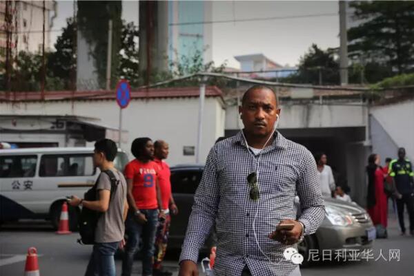 　　广州越秀区小北路靠近天秀大厦的天桥上人来人往，天桥下是车水马龙和远处耸立在灰霾中的高楼大厦。天桥的另一边，开往深圳的“和谐号”飞快地在铁轨上奔驰，发出巨大的噪音；铁轨下的桥洞里，小贩们正贩卖着各式的皮带、钱包、牛仔裤;理发的摊位上，剪刀“嚓嚓嚓”地响着。穿过桥洞，前面便是另外一个世界，一条只有短短几百米的街道。街道的名字叫宝汉直街，一处典型的城中村。图为穿过桥洞的非洲客往宝汉直街方向走来。  　　    　　街道的入口处是一座酒店改造成的的商贸城，车辆需保安放闸才能通过。再往里走，街道愈发狭窄，但凡有车经过，人群避让，灰尘扬起。  　　    　　据中国官方统计，2003年以后，在中非贸易热潮的带动下，赴广州的非洲人每年以30%至40%的速度递增。《广州日报》报道称，广州常住的外国人数已达5万，其中可统计的非洲人就有2万多。  　　    　　经常出没在广州或者曾经到过广州旅游的朋友们，肯定会经常看到一批一批的黑人在街上或者地铁公交上走动，非洲的部分黑人们来到中国找寻属于他们的“中国梦”的，就是这样一个小地方，这里可以见到来自80多个不同国家的人，其中大部分都是非洲商人。这条街，满足了他们几乎所有的生活所需。  　　    　　聚集在广州的黑人，很多由于签证过期的原因，无时无刻不处在被遣送回国的焦虑中，除了栖身之所和狭窄的店面外，他们哪里也不敢去。  　　    　　宝汉直街的非洲人主要来自于非洲的法语国家，例如刚果，几内亚，尼日尔，塞内加尔，他们大多数已经混出点名堂。可即便在这样的地方，拿着相机的人也会引来警惕的眼神，不但是黑人，甚至商铺里的中国人都会一直打量着你，直到你离开他所在的区域。  　　    　　对于远在中国的非洲人，他们的男女比例严重失衡，几乎都想找一个中国老婆，谁也无法说清这里爱的成分有多少，可一段跨国恋却一定能让他们安稳下来，不再惊慌和逃窜，可也并不是每个人都那么的幸运，能走到最后的也只是少数。  　　    　　对于中国人而言，都喜欢落叶归根，也时常能感受到那种身在异乡为异客的凄楚，但是对于非洲人而言，他们反而觉得来中国的生活其实过得很好，坦言很喜欢中国。  　　    　　据了解，目前一名普通非洲人来中国的费用，包括签证费1000元左右、来回机票费10000元左右、一个月时间在华食宿费用3000元左右，因此在来中国之前就至少要准备15000元以上才能确保成行。  　　    　　为什么选择来广州，而非其它城市?很多受访者认为是广州商品齐全物美价廉。  　　    　　一非洲女人自己在搬运货物。  　　    　　一非洲女人在水果店买水果。  　　    　　一位非洲女人在买衣服。  　　    　　一位非洲女人在内衣店试穿内衣，有两位中国女店员在帮忙试衣。  　　文章来自：东方网