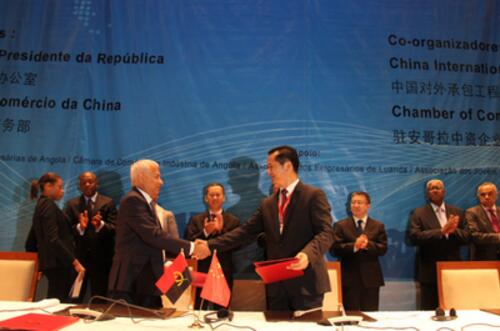 　　近日，由中国商务部和安哥拉总统民事办公室共同主办的中国—安哥拉投资论坛在罗安达塔拉多纳会议中心召开，来自中安两国700余名企业家参加论坛。中国驻安哥拉大使崔爱民、安哥拉总统民办主任达克鲁斯、罗安达省省长卡内罗及安内阁主要成员出席开幕式。  　　崔爱民大使代表中方发表主旨演讲。他表示，中安两国政治互信、经济互补、合作互惠，正处在双边关系发展的最好时期。两国在基础设施、农业、工业、医疗卫生、技术培训等领域开展合作，成效显著。中安投资论坛举办是落实两国元首重要共识、深化中安战略伙伴关系、落实中非合作论坛约翰内斯堡峰会和中葡论坛第五届部长级会议成果的重要举措。中国将进一步践行真实亲诚对非政策理念和正确义利观，与安方共建更富活力、更具深度的友好合作关系。  　　安哥拉民办主任达克鲁斯在讲话中表示，中国投资在推动安哥拉经济增长、可持续发展、减少贫困、扩大产能、创造就业以及促进人文发展等方面扮演重要角色，希进一步推动和密切中安两国企业间联系，将创造透明、灵活、务实的投资环境，互利共赢，为实现国家经济多元化创造良好条件。  　　安哥拉经济部长古尔热尔发表闭幕讲话，重申安政府鼓励、推动和支持建设互惠互利的两国政府和企业间伙伴关系的坚定决心。  　　论坛期间，中安双方企业就农业、工业、基础设施建设、交通、物流、旅游、教育、卫生等领域投资合作进行磋商谈判，共签署48项合作意向协议，项目资金总额为12亿美元。中方企业家还参观了罗安达省经济特区。  　　此次论坛由中国对外承包工程商会、驻安哥拉中资企业商会、安中协会及罗安达省企业家协会承办。  　　文章来自：驻安哥拉使馆