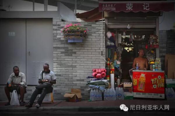 　　广州越秀区小北路靠近天秀大厦的天桥上人来人往，天桥下是车水马龙和远处耸立在灰霾中的高楼大厦。天桥的另一边，开往深圳的“和谐号”飞快地在铁轨上奔驰，发出巨大的噪音；铁轨下的桥洞里，小贩们正贩卖着各式的皮带、钱包、牛仔裤;理发的摊位上，剪刀“嚓嚓嚓”地响着。穿过桥洞，前面便是另外一个世界，一条只有短短几百米的街道。街道的名字叫宝汉直街，一处典型的城中村。图为穿过桥洞的非洲客往宝汉直街方向走来。  　　    　　街道的入口处是一座酒店改造成的的商贸城，车辆需保安放闸才能通过。再往里走，街道愈发狭窄，但凡有车经过，人群避让，灰尘扬起。  　　    　　据中国官方统计，2003年以后，在中非贸易热潮的带动下，赴广州的非洲人每年以30%至40%的速度递增。《广州日报》报道称，广州常住的外国人数已达5万，其中可统计的非洲人就有2万多。  　　    　　经常出没在广州或者曾经到过广州旅游的朋友们，肯定会经常看到一批一批的黑人在街上或者地铁公交上走动，非洲的部分黑人们来到中国找寻属于他们的“中国梦”的，就是这样一个小地方，这里可以见到来自80多个不同国家的人，其中大部分都是非洲商人。这条街，满足了他们几乎所有的生活所需。  　　    　　聚集在广州的黑人，很多由于签证过期的原因，无时无刻不处在被遣送回国的焦虑中，除了栖身之所和狭窄的店面外，他们哪里也不敢去。  　　    　　宝汉直街的非洲人主要来自于非洲的法语国家，例如刚果，几内亚，尼日尔，塞内加尔，他们大多数已经混出点名堂。可即便在这样的地方，拿着相机的人也会引来警惕的眼神，不但是黑人，甚至商铺里的中国人都会一直打量着你，直到你离开他所在的区域。  　　    　　对于远在中国的非洲人，他们的男女比例严重失衡，几乎都想找一个中国老婆，谁也无法说清这里爱的成分有多少，可一段跨国恋却一定能让他们安稳下来，不再惊慌和逃窜，可也并不是每个人都那么的幸运，能走到最后的也只是少数。  　　    　　对于中国人而言，都喜欢落叶归根，也时常能感受到那种身在异乡为异客的凄楚，但是对于非洲人而言，他们反而觉得来中国的生活其实过得很好，坦言很喜欢中国。  　　    　　据了解，目前一名普通非洲人来中国的费用，包括签证费1000元左右、来回机票费10000元左右、一个月时间在华食宿费用3000元左右，因此在来中国之前就至少要准备15000元以上才能确保成行。  　　    　　为什么选择来广州，而非其它城市?很多受访者认为是广州商品齐全物美价廉。  　　    　　一非洲女人自己在搬运货物。  　　    　　一非洲女人在水果店买水果。  　　    　　一位非洲女人在买衣服。  　　    　　一位非洲女人在内衣店试穿内衣，有两位中国女店员在帮忙试衣。  　　文章来自：东方网