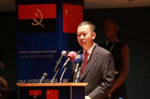 　　近日，由中国商务部和安哥拉总统民事办公室共同主办的中国—安哥拉投资论坛在罗安达塔拉多纳会议中心召开，来自中安两国700余名企业家参加论坛。中国驻安哥拉大使崔爱民、安哥拉总统民办主任达克鲁斯、罗安达省省长卡内罗及安内阁主要成员出席开幕式。  　　崔爱民大使代表中方发表主旨演讲。他表示，中安两国政治互信、经济互补、合作互惠，正处在双边关系发展的最好时期。两国在基础设施、农业、工业、医疗卫生、技术培训等领域开展合作，成效显著。中安投资论坛举办是落实两国元首重要共识、深化中安战略伙伴关系、落实中非合作论坛约翰内斯堡峰会和中葡论坛第五届部长级会议成果的重要举措。中国将进一步践行真实亲诚对非政策理念和正确义利观，与安方共建更富活力、更具深度的友好合作关系。  　　安哥拉民办主任达克鲁斯在讲话中表示，中国投资在推动安哥拉经济增长、可持续发展、减少贫困、扩大产能、创造就业以及促进人文发展等方面扮演重要角色，希进一步推动和密切中安两国企业间联系，将创造透明、灵活、务实的投资环境，互利共赢，为实现国家经济多元化创造良好条件。  　　安哥拉经济部长古尔热尔发表闭幕讲话，重申安政府鼓励、推动和支持建设互惠互利的两国政府和企业间伙伴关系的坚定决心。  　　论坛期间，中安双方企业就农业、工业、基础设施建设、交通、物流、旅游、教育、卫生等领域投资合作进行磋商谈判，共签署48项合作意向协议，项目资金总额为12亿美元。中方企业家还参观了罗安达省经济特区。  　　此次论坛由中国对外承包工程商会、驻安哥拉中资企业商会、安中协会及罗安达省企业家协会承办。  　　文章来自：驻安哥拉使馆