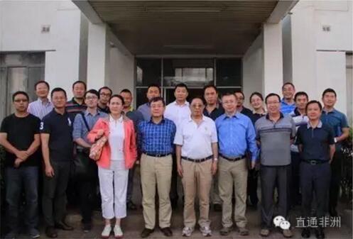 　　近日，中国外交部外交政策咨询委员会委员、外交部原副部长吉佩定大使率团访问津巴布韦，分别与津副总统穆波科和外长蒙本盖圭举行会见。外交政策咨询委员会委员杜起文大使及驻津巴布韦使馆临时代办赵宝钢等会见时在座。  　　吉佩定表示，此访正值习近平主席访津和中非合作论坛约翰内斯堡峰会召开一周年之际，主要目的是调研习主席访问和论坛峰会成果落实情况，推动中津关系继续向前发展。中方愿进一步巩固两国传统友谊，扩大和深化各领域交流与合作，特别是同津方加强协调与合作，鼓励更多中国企业来津投资兴业。  　　    　　穆波科副总统和蒙本盖圭外长对代表团访问津巴布韦表示热烈欢迎，衷心感谢中方在各领域对津方的大力支持与无私帮助，盛赞中国经济社会发展取得的伟大成就。  　　穆波科表示，当前，许多中国公司在津巴布韦投资，遍布全国各主要城市，为津经济发展做出了重要贡献。津土地、矿产资源丰富，自然和区位条件优越，欢迎并期待更多中国企业来津投资农业和矿业，为双边合作注入新的活力。  　　    　　蒙本盖圭表示，津巴布韦当前经济发展面临的困难是暂时的，津政府正在积极努力改善营商环境，为企业发展创造更加有利的条件。近日，津议会通过了经济特区法案并已经穆加贝总统签署生效。津政府将继续采取措施，确保各项经济发展政策的连续性，创造条件，吸引更多中国企业来津投资发展。  　　    　　访津期间，吉佩定一行分别在津巴布韦首都哈拉雷和工业城市奎鲁与当地中资企业举行了座谈。  　　文章来自：驻津巴布韦使馆