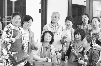 参观酒庄,品尝红酒是赴南非旅游不可少的一个项目。图为中国游客在南非开普敦一家酒庄品尝葡萄酒。 中国公民出境游的脚步越来越远,遥远的非洲正成为热门旅游目的地。近日,南非旅游部长哈内科姆表示,今年前7个月赴南非国际游客比去年同期增加了20%,远超之前4%的预期。其中,中国游客增加了65%,增长势头最为迅猛。哈内科姆说,南非今年旅游业丰收,中国游客的贡献举足轻重。 一些非洲国家十分期待中国游客的到来,以帮助他们提振旅游业,增加旅游业从业者经济收入。为分享更多中国旅游市场的红利,南非、毛里求斯等非洲国家纷纷推出便利措施,吸引更多中国游客。 南非—— 吸引中国出境游客数量的1% 北半球初冬时节,南半球春光明媚。南非城市比勒陀利亚开满了紫薇花,整座城市掩映在紫色云团之中,在蓝天映衬下,显得格外浪漫。圣诞节假期通常是南非旅游业的旺季。不过,由于中国游客的到来,往常9、10月的淡季也变成了新的旅游旺季。 “中国游客赴南非旅游的热情正在迅速增长。”南非天马旅行社经理冯煜对本报记者说。在今年国庆节期间,南非的中文旅游业者都忙坏了,“根本找不到空闲的中文导游”。 中国驻南非大使馆工作人员向本报记者介绍说,据南非统计局的数据,中国是南非第六大游客来源国。2016年上半年,入境南非的中国公民共58096人次,比去年同期增长63.8%。冯煜介绍说,南非旅游局与各旅行社合作,推出了不到7000元人民币的“8天5夜”旅游产品,走大众化路线吸引中国游客。 据悉,今年上半年南非在中国增设了5个签证中心,分别设在武汉、西安、沈阳、杭州和济南。加上此前已在北京、上海、成都和广州设立的签证中心,南非目前在中国共有9个签证中心。 与此同时,南非旅游部还于今年9月底开设了汉语培训班,培训一期20名旅游业从业人员。经过3个月的培训,这些人员还有机会成为南非旅游推广员,到中国做旅游产品推介。南非旅游部副部长托科兹勒·夏萨表示,南非旅游业界将中国视为核心市场。为此,南非旅游部还提出了“1%计划”,力争吸引中国出境游客数量的1%。 中国国航约翰内斯堡营业部销售经理江南向本报记者表示,越来越多的国内游客来南非旅游,一方面是由于出境游整体发展较快,另一方面得益于国航开通北京至约翰内斯堡直航提供了充足运力。 毛里求斯—— 为中国游客发行微信电话卡 9月26日,在毛里求斯拉姆古兰国际机场,毛里求斯代总理兼旅游部长杜瓦尔翘首期盼中国游客的到来。当天乘机抵达毛里求斯的200多名乘客都收到了杜瓦尔送上的一张免费体验电话卡。 中国游客从杜瓦尔手中接过的是“海外首张微信电话卡”。毛里求斯国家电信公司与中国腾讯集团联合打造针对全球赴毛里求斯旅游的微信用户。卡内预存1G微信免费流量、200M普通上网流量及100毛里求斯卢比(约合17元人民币)等值话费,推广期间售价为150卢比。这一电话卡可以满足游客在最长1个月时间内的通信需求。 杜瓦尔表示,欢迎更多的中国游客来到这个南印度洋岛国旅游。他介绍说,旅游业是毛里求斯的经济发展支柱,近年来中国游客来毛里求斯数量成倍增长,去年已接近10万人次,是4年前的3倍,为毛里求斯旅游业的发展带来巨大动力。 杜瓦尔表示,国庆节和春节是中国游客来毛里求斯的两个热门时间段,与圣诞节来毛里求斯旅游的欧洲游客形成错峰,把原来的旅游淡季变成了旅游旺季。他说,毛里求斯非常重视中国旅游市场,近年来不断推出新举措,为中国游客提供良好的旅游环境,包括在机场增加中文标牌、酒店提供中餐服务等。 近年来,中毛两国实现互免签证、开通多条直飞航线。据悉,目前毛里求斯与中国的北京、上海、成都、广州和香港开通直航,中国护照持有者仅需提供酒店和机票订单即可登机,无需申请签证。中国游客可以到毛里求斯进行一场“说走就走”的旅行。 据中国驻毛里求斯使馆工作人员介绍,发行微信电话卡是个创举,希望能给中国同胞带来一些便利。中国驻毛里求斯大使李立介绍说,发展旅游合作不仅是中毛合作重点,也应该成为中非合作的发展方向之一。 中国游客—— 带动非洲旅游业更大发展 世界旅游组织近日发布的数据显示,今年前9个月,全球旅游业较去年同期增长4%,其中撒哈拉以南非洲增长了8%,北非地区自第三季度开始恢复增长。2015年到非洲旅游的国际游客达5340万人次。 旅游业被认为是经济增长和发展的驱动器,也是非洲国家经济的重要收入来源。2015年,旅游业对塞舌尔、佛得角、毛里求斯国内生产总值的总体贡献分别高达62.1%、43.2%和25.6%,对摩洛哥、纳米比亚、马达加斯加、突尼斯、塞内加尔、坦桑尼亚、博茨瓦纳、埃及、津巴布韦等的贡献均在10%至20%之间。肯尼亚、南非、埃塞俄比亚对旅游产业的依赖分别占到9%以上。南非统计局数据显示,每12个就业岗位中就有1个与旅游业相关。 世界旅游组织预计,今后20年,到访非洲大陆的游客增长最快,到2030年将达到1.34亿人次。在不少非洲国家,旅游业都是支柱产业。中国游客在推动非洲旅游业发展上做出了重要贡献。 非洲富有独特旅游资源的国家很多,除了人们耳熟能详、在世界七大奇迹中同时占有两个奇迹的埃及,以及被誉为“彩虹之国”的南非之外,还有风光旖旎的迷人岛国毛里求斯、享有“非洲夏威夷”之称的塞舌尔、堪称天然野生动物园的肯尼亚等,吸引越来越多的中国游客赴非深度游。 中非之间日趋频繁的经贸交流正在带动旅游产业的发展,促进人员往来更加便利化。本报记者在埃塞俄比亚亚的斯亚贝巴国际机场看到,中文标记的指示牌随处可见,这里已经成为中国人来非洲的重要中转站之一。目前,国航和埃塞俄比亚航空公司已经开通了北京、上海、广州与亚的斯亚贝巴之间的直航航线,据悉明年还将开通到成都的直航航线。此外,埃及、塞舌尔、安哥拉、肯尼亚等国与中国也都开通了直航航线。业内人士称,目前中国游客逐渐成为非洲国家的宠儿,非洲各国可以相互合作,把各自的旅游资源优化组合起来,吸引中国游客。 文章来自:人民日报