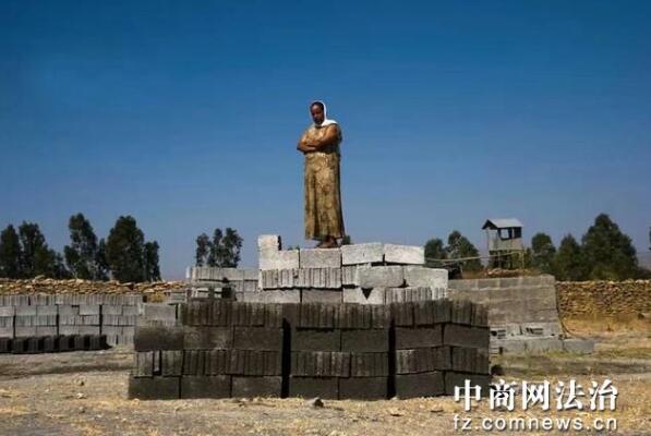 埃塞俄比亚马卡莱监狱是一间让囚犯不想逃出的监狱,面包房、水果屋、美容店……企业化的经营模式,让他们在监狱里也能挣钱,养家糊口。有些人甚至在出狱后,还继续留在监狱的合作社工作。对他们来说,这里就是第二个家。 在监狱里开砖场 开理发店 做裁缝 做医生护士 还可以做农民 监狱里面还有银行,可以把自己赚到的钱寄回家 还有图书馆 很注重犯人的文化心理的教育 还会举办一些体育活动 这是由国际劳工组织(ILO)创建的一个项目,最初由意大利发展合作组织提供资金,现在该监狱通过小额贷款实现资金自给。 文章来自:中国商务新闻网