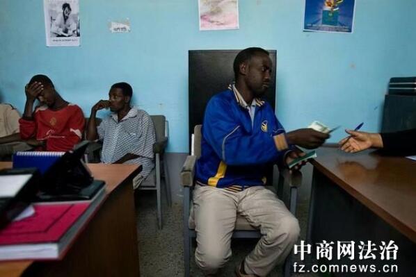 埃塞俄比亚马卡莱监狱是一间让囚犯不想逃出的监狱,面包房、水果屋、美容店……企业化的经营模式,让他们在监狱里也能挣钱,养家糊口。有些人甚至在出狱后,还继续留在监狱的合作社工作。对他们来说,这里就是第二个家。 在监狱里开砖场 开理发店 做裁缝 做医生护士 还可以做农民 监狱里面还有银行,可以把自己赚到的钱寄回家 还有图书馆 很注重犯人的文化心理的教育 还会举办一些体育活动 这是由国际劳工组织(ILO)创建的一个项目,最初由意大利发展合作组织提供资金,现在该监狱通过小额贷款实现资金自给。 文章来自:中国商务新闻网