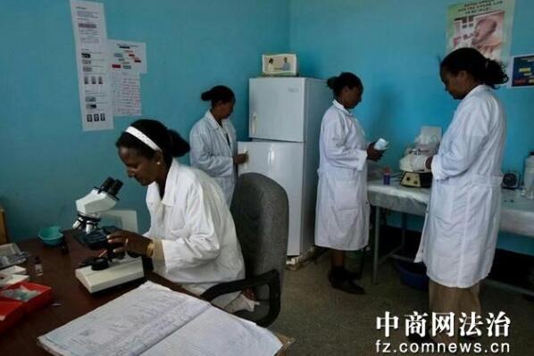 埃塞俄比亚马卡莱监狱是一间让囚犯不想逃出的监狱,面包房、水果屋、美容店……企业化的经营模式,让他们在监狱里也能挣钱,养家糊口。有些人甚至在出狱后,还继续留在监狱的合作社工作。对他们来说,这里就是第二个家。 在监狱里开砖场 开理发店 做裁缝 做医生护士 还可以做农民 监狱里面还有银行,可以把自己赚到的钱寄回家 还有图书馆 很注重犯人的文化心理的教育 还会举办一些体育活动 这是由国际劳工组织(ILO)创建的一个项目,最初由意大利发展合作组织提供资金,现在该监狱通过小额贷款实现资金自给。 文章来自:中国商务新闻网