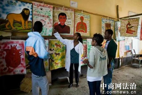 埃塞俄比亚马卡莱监狱是一间让囚犯不想逃出的监狱,面包房、水果屋、美容店……企业化的经营模式,让他们在监狱里也能挣钱,养家糊口。有些人甚至在出狱后,还继续留在监狱的合作社工作。对他们来说,这里就是第二个家。 在监狱里开砖场 开理发店 做裁缝 做医生护士 还可以做农民 监狱里面还有银行,可以把自己赚到的钱寄回家 还有图书馆 很注重犯人的文化心理的教育 还会举办一些体育活动 这是由国际劳工组织(ILO)创建的一个项目,最初由意大利发展合作组织提供资金,现在该监狱通过小额贷款实现资金自给。 文章来自:中国商务新闻网