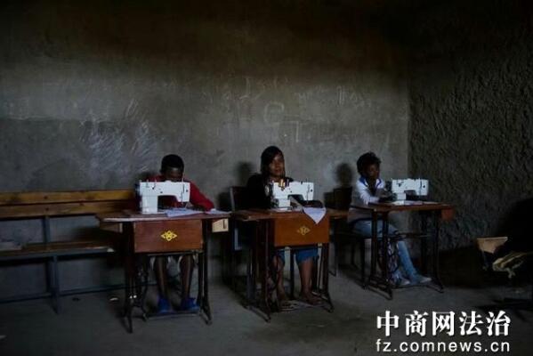 埃塞俄比亚马卡莱监狱是一间让囚犯不想逃出的监狱,面包房、水果屋、美容店……企业化的经营模式,让他们在监狱里也能挣钱,养家糊口。有些人甚至在出狱后,还继续留在监狱的合作社工作。对他们来说,这里就是第二个家。 在监狱里开砖场 开理发店 做裁缝 做医生护士 还可以做农民 监狱里面还有银行,可以把自己赚到的钱寄回家 还有图书馆 很注重犯人的文化心理的教育 还会举办一些体育活动 这是由国际劳工组织(ILO)创建的一个项目,最初由意大利发展合作组织提供资金,现在该监狱通过小额贷款实现资金自给。 文章来自:中国商务新闻网