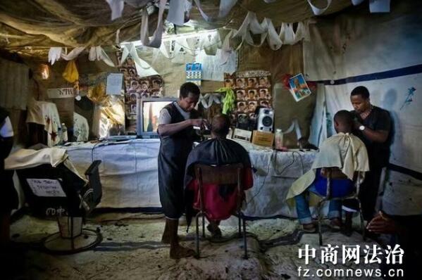 埃塞俄比亚马卡莱监狱是一间让囚犯不想逃出的监狱,面包房、水果屋、美容店……企业化的经营模式,让他们在监狱里也能挣钱,养家糊口。有些人甚至在出狱后,还继续留在监狱的合作社工作。对他们来说,这里就是第二个家。 在监狱里开砖场 开理发店 做裁缝 做医生护士 还可以做农民 监狱里面还有银行,可以把自己赚到的钱寄回家 还有图书馆 很注重犯人的文化心理的教育 还会举办一些体育活动 这是由国际劳工组织(ILO)创建的一个项目,最初由意大利发展合作组织提供资金,现在该监狱通过小额贷款实现资金自给。 文章来自:中国商务新闻网