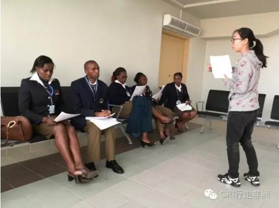 　　无论您是一名普通的中国游客，还是在肯尼亚工作和生活的中国人，您在移民局、机场海关、税务局、外交部以及银行、酒店等等政府机构或服务性企业，都有可能享受到一项新待遇：一些肯尼亚人会用还不太熟练的汉语与您交流，并帮助您解决问题，让您体会到一种宾至如归的感觉！  　　您认为这是开玩笑？！呵呵，真不是。不过，这不怪您。其实，绝大多数中国人都还不知道这事儿。  　　您不妨先费点儿手机流量看一段视频，感受一下在机场海关工作的肯尼亚移民局官员对学汉语和用汉语是多么热情高涨，同时，也感受一下中国游客对这不期而至的新待遇的欣喜！  　　您大概没太听懂这位官员在说什么吧？没关系，再听一遍就行了！您知道，非洲人不仅有语言天赋，而且表现欲也很强。不过，不过……毕竟他们才学了两个月汉语，指望他们说得跟您 一样好并不现实。  　　但平心而论，学两个月就能达到用汉语交流的水平，算是相当不错了。再说，他们说得不好，不是给您提供了帮助他们提高的机会么？在用汉语交流的过程中，您要办的事情，只要合理合法，那还是什么“事情”么？！  　　您一定会问：是谁在帮助这些肯尼亚人学习汉语呢？而且，到底他们是怎么学的，两个月就正式“上岗”了？  　　干这活的是内罗毕大学孔子学院。它是非洲第一所孔子学院，设在内罗毕大学内，因为位于市中心，具有得天独厚的优势，各方人士都能够比较方便地参与学习。其他几所孔院就不具备这样的条件。  　　内大孔院除了开展常规的汉语课程外，还应肯尼亚社会各界的要求，开展“专门用途汉语”培训班，并不断扩大办班范围。实事求是地说，开展这样的汉语课程培训班，费时费力。但效果却是不言而喻的，它不仅有利于加强中肯之间在各领域的合作，更为来肯工作和生活的中国人提供了便利。  　　这些班都是怎么办的？到底有哪些人在学？效果咋样？我们不妨去看看！  　　机场官员说汉语 华人过关不紧张  　　这第一个政府班就是给肯尼亚移民局办的，主要是针对机场海关工作人员。为什么给他们办班？原因很简单：近年来，随着中肯贸易的持续升温，汉语学习成为一股风潮。同时，每天有大量的中国人通过肯雅塔国际机场出入肯尼亚，通关是必做的事情之一。而咱中国人英语说得不好的大有人在,更别提说当地语言斯瓦希里语了。帮助他们快速、舒心地通关，离不开汉语的支持。  　　正是基于上述两个原因，肯尼亚移民局敏锐地抓住了这一点，在中国驻肯尼亚大使馆及其他方面的共同努力下，第一期移民局汉语学习班正式开班了。  　　开班仪式当天，也就是今年3月23日下午，移民局的首批学员首先参观了内大孔院，有了点感性认识，然后参加了开班仪式。瞧瞧这些学员，平时在机场海关都挺威严的，但学汉语对他们来说却是个新事物，所以他们脸上的表情还有点怯生生的，也许是对能否学好还点忐忑。  　　    　　参观时他们还有点怯生生的  　　结合移民局的工作特点，内大孔院专门为他们量身定制了特殊的汉语课程。该课程以口语训练为主，主要内容侧重海关、签证的办理过程中常用的词语和句子。学员们学得也是挺认真的。看图！  　　    　　伸长脖子听听听！  　　    　　    　　    　　讨论讨论再讨论  　　    　　模拟模拟再模拟  　　    　　复习复习再复习  　　为了避免枯燥，使教学更活泼，同时让他们了解更多的中国文化，内大孔院采用了多种方式。其中包括练书法，喝功夫茶，唱中国歌，等等。  　　    　　练练中国书法  　　    　　品品中国茶  　　两个月匆匆而过，接着就是实地检验学习成果了——到机场实习！他们需要帮助中国客人顺利出入关……进入实战前，老师先讲解注意事项！  　　    　　    　　在教师的带领下，学员们尝试着用汉语与中国旅客进行交流，为他们服务。从一开始跟着教师说，到自己独自面对中国旅客，学员们的汉语表达越来越流利，柜台前旅客停留的时间也越来越短了。  　　瞧下面视频中的这位黑小伙真是学得相当不错！他用汉语指导中国旅客如何办理出关手续，居然连“手指并拢”都会，硬是把这位中国大哥给惊着了：尼玛，机场啥时候增加了这项新服务？也不提前打个招呼！不过，在片刻的慌神之后，这位中国大哥很快转忧为喜！  　　除了实践，学员们还在工作间隙，抓紧时间复习、讨论学过的词语和句子，纠正发音。  　　    　　复习、讨论和纠音  　　2016年7月29日，在圆满完成机场实习后，第一批移民局汉语学习班的学员迎来了他们的结业典礼。典礼上，学员们不仅展示了中文歌曲，还现场模拟了在机场办公的情景。展示他们在这段时间内学习汉语的成果。比起刚学汉语那阵儿，他们现在放松多了！  　　    　　兴奋地演唱中文歌曲  　　    　　模拟工作场景演小品  　　    　　师生们一起合个影  　　税务局工作人员加入培训  　　2016年9月19日，在第一次的愉快合作后，肯尼亚移民局第二批汉语学习班的学员们也来到了内罗毕大学孔子学院，开始了他们的汉语学习之旅。第二批汉语学习班中除了肯尼亚移民局的学员外，还有肯尼亚税务局海关事务部的职员。他们在看到第一批移民局学员的机场实习后，认识到汉语学习对他们工作的重要性，也申请加入到本期汉语学习班中。  　　在经过了两个月的课堂学习后，他们现在正在进行机场实习。相信他们能够通过实践收获更多。  　　    　　使劲练工作用语  　　    　　使劲想工作用语  　　外交部班开班 刘大使赠书  　　随着移民局海关汉语培训班进入第二期，2016年11月4日，在中国驻肯尼亚大使馆和肯尼亚外交学院的共同牵头下，肯尼亚外交部官员汉语学习班也在内罗毕大学孔子学院正式开班。中国驻肯尼亚大使、肯尼亚外交部部长特派代表以及内罗毕大学副校长出席了开班仪式。  　　显而易见，这个班的层次和级别更高了！  　　    　　外交官汉语培训班开班仪式  　　仪式上，内罗毕大学孔子学院本土教师茹丝(Ruth)进行了简单的汉语课示范，激发了学员们的汉语学习热情。茹丝在肯尼亚可是大名鼎鼎，她2006年1月开始在内大孔院学习汉语。当年6月前往北京获得了“汉语桥大赛”优秀奖，并获奖学金资助，开始了在天津师范大学的留学生活。2014年6月她从天津师范大学研究生毕业后，8月正式入职内大孔院教授汉语。在肯尼亚，茹丝已经是一个相当有名的主持人了。  　　    　　最后，中国驻肯尼亚大使刘显法(下图前排右一)向肯尼亚外交部赠送了中文书籍和教材。  　　    　　酒店员工学汉语 华人商旅更舒心  　　除了政府部门，肯尼亚服务行业的职员也加入到学习汉语的大军中。酒店员工就是其中一族。  　　位于肯尼亚首都内罗毕市区的塞雷纳(SERENA)酒店是一家充满非洲风情的五星级酒店，它在旅游业发达的肯尼亚各大景区拥有诸多连锁酒店。  　　    　　    　　    　　中国总理李克强2014年访问肯尼亚期间，就曾下榻这家酒店。  　　    　　随着中国与肯尼亚的关系日益密切，越来越多的中国人不远万里来到肯尼工作或旅游，成为肯尼亚酒店业服务的一个重要群体。  　　为了更好地服务来肯商旅的华人，塞雷纳(SERENA)酒店决定与内罗毕大学孔子学院合作，开设一个员工汉语培训班，让酒店员工学习简单的汉语日常用语。  　　2014年7月，经塞雷纳(SERENA)酒店培训部主管MUTHOKI与肯尼亚内罗毕大学孔子学院院长郭红的商讨，双方正式决定开设首届员工汉语培训班。经过孔院老师和酒店员工接近半年的共同学习和努力，本次汉语培训班已顺利结束。  　　    　　2015年1月23日上午孔子学院的老师们为首届塞雷纳(SERENA)酒店汉语培训班的20名圆满完成学业的学员召开毕业典礼并颁发培训证书。  　　    　　塞雷纳(SERENA)酒店常务经理Mr. Daniel Kangu与内罗毕大学性别人类学与非洲研究学院院长Olunga教授同时向毕业学员颁发证书，20名学员依次接受证书，喜悦之情溢于言表。  　　    　　一些学员通过学习，逐渐爱上了汉语。酒店的一位员工表示：“学习汉语不仅是应工作要求，更是自身兴趣所在。学习如何说汉语，了解中国文化，是我在工作之余最快乐的事情。”  　　    　　拿到证书后，学员代表保罗还用流利的汉语同大家分享了他的汉语学习经验，博得在场嘉宾的阵阵掌声。  　　    　　    　　    　　塞雷纳(SERENA)酒店常务经理Mr. Daniel Kangu先生亦发表了热情洋溢的讲话，他很高兴他的员工能用流利的汉语和入住酒店的中国客人交谈，他相信酒店的客人会越来越多。  　　    　　内罗毕大学性别人类学与非洲研究学院院长Olunga教授、孔子学院撒德全教授、院长郭红女士、许晶老师以及茹丝老师都分别为结业的学员送上祝福，祝贺他们从汉语培训班顺利毕业并能将所学汉语运用到自己的工作中。  　　    　　    　　典礼最后，孔院的所有教授、老师与酒店员工留下了珍贵的合影。本次员工汉语培训毕业典礼完美谢幕!首届员工汉语培训班也正式落下帷幕。  　　    　　银行职员学汉语 服务中企增商机  　　继塞雷纳(SERANA)酒店汉语培训班后，内罗毕大学孔子学院的汉语教学受到了业界的一致好评。肯尼亚第三大银行Equity Bank也正式与内罗毕大学孔子学院合作，开办了员工汉语培训班。  　　2015年10月，Equity Bank联合内罗毕大学孔子学院举办了汉语培训班开班仪式。  　　    　　孔院老师们在总结了SERENA酒店员工班的教学经验后，将本次培训的内容定为基础商务汉语和银行行业用语。希望在第二次汉语培训班中尽可能地满足学员们学习汉语和将来工作的要求。  　　    　　时光飞逝，经过12周的汉语教学，Equity Bank的学员们一点一滴地积累汉语知识。  　　11月20日，肯尼亚Equity Bank汉语培训班在Equity Center举行结业典礼。所有学员都顺利地通过了考试，拿到了结业证书。内罗毕大学学生事务副校长、孔子学院外方院长Mbeche教授，中方院长郭红女士以及孔子学院老师们出席了此次结业典礼。  　　    　　    　　Equity Bank的总经理同时也是本次培训班的学员代表Robert Kibotic首先分享了他在学习汉语过程中的感受。他说，汉语虽然很难学，但老师的耐心讲解让他们有了学习的信心，他代表全体学员感谢内罗毕大学孔子学院。  　　    　　Mbeche教授同时送上了对学员们的祝贺。他先祝贺学员所取得的成绩，指出汉语是一门充满魅力的语言，鼓励学生们继续学习；他还说，内罗毕大学孔子学院是非洲第一家孔子学院，他非常高兴能够跟企业合作培养汉语人才。  　　    　　典礼最后，孔院所有的教授、老师与学员们合照留念，作为这12周愉快相处的美好凭证。经过12周的相处，孔院教师早与学员们成为了亲密朋友。  　　    　　继与Serena酒店合作之后，与Equity Bank的合作是内大孔院践行“服务当地”的又一个良好的范例。也是汉语在肯尼亚日益普及的一段小小里程。  　　内罗毕大学孔子学院这样一系列的专门用途汉语培训班，使得当地政府部门和企业能够接触更多的中国文化，并让其员工在日常工作中使用汉语，为越来越多的来肯生活和工作的中国人提供更好服务，让远离家乡的中国人在异乡也能够感受到家的气息。  　　不过最后也要特别提醒一下：随着肯尼亚各行各业懂汉语的本地人越来越多，我们中国人平时更应该注重言行举止，更应该注重文明礼貌。谨记：他们听得明白我们在说什么！  　　文章来自：CRI行走非洲