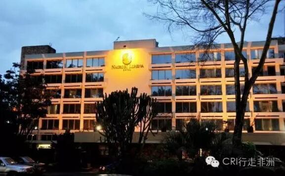 　　无论您是一名普通的中国游客，还是在肯尼亚工作和生活的中国人，您在移民局、机场海关、税务局、外交部以及银行、酒店等等政府机构或服务性企业，都有可能享受到一项新待遇：一些肯尼亚人会用还不太熟练的汉语与您交流，并帮助您解决问题，让您体会到一种宾至如归的感觉！  　　您认为这是开玩笑？！呵呵，真不是。不过，这不怪您。其实，绝大多数中国人都还不知道这事儿。  　　您不妨先费点儿手机流量看一段视频，感受一下在机场海关工作的肯尼亚移民局官员对学汉语和用汉语是多么热情高涨，同时，也感受一下中国游客对这不期而至的新待遇的欣喜！  　　您大概没太听懂这位官员在说什么吧？没关系，再听一遍就行了！您知道，非洲人不仅有语言天赋，而且表现欲也很强。不过，不过……毕竟他们才学了两个月汉语，指望他们说得跟您 一样好并不现实。  　　但平心而论，学两个月就能达到用汉语交流的水平，算是相当不错了。再说，他们说得不好，不是给您提供了帮助他们提高的机会么？在用汉语交流的过程中，您要办的事情，只要合理合法，那还是什么“事情”么？！  　　您一定会问：是谁在帮助这些肯尼亚人学习汉语呢？而且，到底他们是怎么学的，两个月就正式“上岗”了？  　　干这活的是内罗毕大学孔子学院。它是非洲第一所孔子学院，设在内罗毕大学内，因为位于市中心，具有得天独厚的优势，各方人士都能够比较方便地参与学习。其他几所孔院就不具备这样的条件。  　　内大孔院除了开展常规的汉语课程外，还应肯尼亚社会各界的要求，开展“专门用途汉语”培训班，并不断扩大办班范围。实事求是地说，开展这样的汉语课程培训班，费时费力。但效果却是不言而喻的，它不仅有利于加强中肯之间在各领域的合作，更为来肯工作和生活的中国人提供了便利。  　　这些班都是怎么办的？到底有哪些人在学？效果咋样？我们不妨去看看！  　　机场官员说汉语 华人过关不紧张  　　这第一个政府班就是给肯尼亚移民局办的，主要是针对机场海关工作人员。为什么给他们办班？原因很简单：近年来，随着中肯贸易的持续升温，汉语学习成为一股风潮。同时，每天有大量的中国人通过肯雅塔国际机场出入肯尼亚，通关是必做的事情之一。而咱中国人英语说得不好的大有人在,更别提说当地语言斯瓦希里语了。帮助他们快速、舒心地通关，离不开汉语的支持。  　　正是基于上述两个原因，肯尼亚移民局敏锐地抓住了这一点，在中国驻肯尼亚大使馆及其他方面的共同努力下，第一期移民局汉语学习班正式开班了。  　　开班仪式当天，也就是今年3月23日下午，移民局的首批学员首先参观了内大孔院，有了点感性认识，然后参加了开班仪式。瞧瞧这些学员，平时在机场海关都挺威严的，但学汉语对他们来说却是个新事物，所以他们脸上的表情还有点怯生生的，也许是对能否学好还点忐忑。  　　    　　参观时他们还有点怯生生的  　　结合移民局的工作特点，内大孔院专门为他们量身定制了特殊的汉语课程。该课程以口语训练为主，主要内容侧重海关、签证的办理过程中常用的词语和句子。学员们学得也是挺认真的。看图！  　　    　　伸长脖子听听听！  　　    　　    　　    　　讨论讨论再讨论  　　    　　模拟模拟再模拟  　　    　　复习复习再复习  　　为了避免枯燥，使教学更活泼，同时让他们了解更多的中国文化，内大孔院采用了多种方式。其中包括练书法，喝功夫茶，唱中国歌，等等。  　　    　　练练中国书法  　　    　　品品中国茶  　　两个月匆匆而过，接着就是实地检验学习成果了——到机场实习！他们需要帮助中国客人顺利出入关……进入实战前，老师先讲解注意事项！  　　    　　    　　在教师的带领下，学员们尝试着用汉语与中国旅客进行交流，为他们服务。从一开始跟着教师说，到自己独自面对中国旅客，学员们的汉语表达越来越流利，柜台前旅客停留的时间也越来越短了。  　　瞧下面视频中的这位黑小伙真是学得相当不错！他用汉语指导中国旅客如何办理出关手续，居然连“手指并拢”都会，硬是把这位中国大哥给惊着了：尼玛，机场啥时候增加了这项新服务？也不提前打个招呼！不过，在片刻的慌神之后，这位中国大哥很快转忧为喜！  　　除了实践，学员们还在工作间隙，抓紧时间复习、讨论学过的词语和句子，纠正发音。  　　    　　复习、讨论和纠音  　　2016年7月29日，在圆满完成机场实习后，第一批移民局汉语学习班的学员迎来了他们的结业典礼。典礼上，学员们不仅展示了中文歌曲，还现场模拟了在机场办公的情景。展示他们在这段时间内学习汉语的成果。比起刚学汉语那阵儿，他们现在放松多了！  　　    　　兴奋地演唱中文歌曲  　　    　　模拟工作场景演小品  　　    　　师生们一起合个影  　　税务局工作人员加入培训  　　2016年9月19日，在第一次的愉快合作后，肯尼亚移民局第二批汉语学习班的学员们也来到了内罗毕大学孔子学院，开始了他们的汉语学习之旅。第二批汉语学习班中除了肯尼亚移民局的学员外，还有肯尼亚税务局海关事务部的职员。他们在看到第一批移民局学员的机场实习后，认识到汉语学习对他们工作的重要性，也申请加入到本期汉语学习班中。  　　在经过了两个月的课堂学习后，他们现在正在进行机场实习。相信他们能够通过实践收获更多。  　　    　　使劲练工作用语  　　    　　使劲想工作用语  　　外交部班开班 刘大使赠书  　　随着移民局海关汉语培训班进入第二期，2016年11月4日，在中国驻肯尼亚大使馆和肯尼亚外交学院的共同牵头下，肯尼亚外交部官员汉语学习班也在内罗毕大学孔子学院正式开班。中国驻肯尼亚大使、肯尼亚外交部部长特派代表以及内罗毕大学副校长出席了开班仪式。  　　显而易见，这个班的层次和级别更高了！  　　    　　外交官汉语培训班开班仪式  　　仪式上，内罗毕大学孔子学院本土教师茹丝(Ruth)进行了简单的汉语课示范，激发了学员们的汉语学习热情。茹丝在肯尼亚可是大名鼎鼎，她2006年1月开始在内大孔院学习汉语。当年6月前往北京获得了“汉语桥大赛”优秀奖，并获奖学金资助，开始了在天津师范大学的留学生活。2014年6月她从天津师范大学研究生毕业后，8月正式入职内大孔院教授汉语。在肯尼亚，茹丝已经是一个相当有名的主持人了。  　　    　　最后，中国驻肯尼亚大使刘显法(下图前排右一)向肯尼亚外交部赠送了中文书籍和教材。  　　    　　酒店员工学汉语 华人商旅更舒心  　　除了政府部门，肯尼亚服务行业的职员也加入到学习汉语的大军中。酒店员工就是其中一族。  　　位于肯尼亚首都内罗毕市区的塞雷纳(SERENA)酒店是一家充满非洲风情的五星级酒店，它在旅游业发达的肯尼亚各大景区拥有诸多连锁酒店。  　　    　　    　　    　　中国总理李克强2014年访问肯尼亚期间，就曾下榻这家酒店。  　　    　　随着中国与肯尼亚的关系日益密切，越来越多的中国人不远万里来到肯尼工作或旅游，成为肯尼亚酒店业服务的一个重要群体。  　　为了更好地服务来肯商旅的华人，塞雷纳(SERENA)酒店决定与内罗毕大学孔子学院合作，开设一个员工汉语培训班，让酒店员工学习简单的汉语日常用语。  　　2014年7月，经塞雷纳(SERENA)酒店培训部主管MUTHOKI与肯尼亚内罗毕大学孔子学院院长郭红的商讨，双方正式决定开设首届员工汉语培训班。经过孔院老师和酒店员工接近半年的共同学习和努力，本次汉语培训班已顺利结束。  　　    　　2015年1月23日上午孔子学院的老师们为首届塞雷纳(SERENA)酒店汉语培训班的20名圆满完成学业的学员召开毕业典礼并颁发培训证书。  　　    　　塞雷纳(SERENA)酒店常务经理Mr. Daniel Kangu与内罗毕大学性别人类学与非洲研究学院院长Olunga教授同时向毕业学员颁发证书，20名学员依次接受证书，喜悦之情溢于言表。  　　    　　一些学员通过学习，逐渐爱上了汉语。酒店的一位员工表示：“学习汉语不仅是应工作要求，更是自身兴趣所在。学习如何说汉语，了解中国文化，是我在工作之余最快乐的事情。”  　　    　　拿到证书后，学员代表保罗还用流利的汉语同大家分享了他的汉语学习经验，博得在场嘉宾的阵阵掌声。  　　    　　    　　    　　塞雷纳(SERENA)酒店常务经理Mr. Daniel Kangu先生亦发表了热情洋溢的讲话，他很高兴他的员工能用流利的汉语和入住酒店的中国客人交谈，他相信酒店的客人会越来越多。  　　    　　内罗毕大学性别人类学与非洲研究学院院长Olunga教授、孔子学院撒德全教授、院长郭红女士、许晶老师以及茹丝老师都分别为结业的学员送上祝福，祝贺他们从汉语培训班顺利毕业并能将所学汉语运用到自己的工作中。  　　    　　    　　典礼最后，孔院的所有教授、老师与酒店员工留下了珍贵的合影。本次员工汉语培训毕业典礼完美谢幕!首届员工汉语培训班也正式落下帷幕。  　　    　　银行职员学汉语 服务中企增商机  　　继塞雷纳(SERANA)酒店汉语培训班后，内罗毕大学孔子学院的汉语教学受到了业界的一致好评。肯尼亚第三大银行Equity Bank也正式与内罗毕大学孔子学院合作，开办了员工汉语培训班。  　　2015年10月，Equity Bank联合内罗毕大学孔子学院举办了汉语培训班开班仪式。  　　    　　孔院老师们在总结了SERENA酒店员工班的教学经验后，将本次培训的内容定为基础商务汉语和银行行业用语。希望在第二次汉语培训班中尽可能地满足学员们学习汉语和将来工作的要求。  　　    　　时光飞逝，经过12周的汉语教学，Equity Bank的学员们一点一滴地积累汉语知识。  　　11月20日，肯尼亚Equity Bank汉语培训班在Equity Center举行结业典礼。所有学员都顺利地通过了考试，拿到了结业证书。内罗毕大学学生事务副校长、孔子学院外方院长Mbeche教授，中方院长郭红女士以及孔子学院老师们出席了此次结业典礼。  　　    　　    　　Equity Bank的总经理同时也是本次培训班的学员代表Robert Kibotic首先分享了他在学习汉语过程中的感受。他说，汉语虽然很难学，但老师的耐心讲解让他们有了学习的信心，他代表全体学员感谢内罗毕大学孔子学院。  　　    　　Mbeche教授同时送上了对学员们的祝贺。他先祝贺学员所取得的成绩，指出汉语是一门充满魅力的语言，鼓励学生们继续学习；他还说，内罗毕大学孔子学院是非洲第一家孔子学院，他非常高兴能够跟企业合作培养汉语人才。  　　    　　典礼最后，孔院所有的教授、老师与学员们合照留念，作为这12周愉快相处的美好凭证。经过12周的相处，孔院教师早与学员们成为了亲密朋友。  　　    　　继与Serena酒店合作之后，与Equity Bank的合作是内大孔院践行“服务当地”的又一个良好的范例。也是汉语在肯尼亚日益普及的一段小小里程。  　　内罗毕大学孔子学院这样一系列的专门用途汉语培训班，使得当地政府部门和企业能够接触更多的中国文化，并让其员工在日常工作中使用汉语，为越来越多的来肯生活和工作的中国人提供更好服务，让远离家乡的中国人在异乡也能够感受到家的气息。  　　不过最后也要特别提醒一下：随着肯尼亚各行各业懂汉语的本地人越来越多，我们中国人平时更应该注重言行举止，更应该注重文明礼貌。谨记：他们听得明白我们在说什么！  　　文章来自：CRI行走非洲
