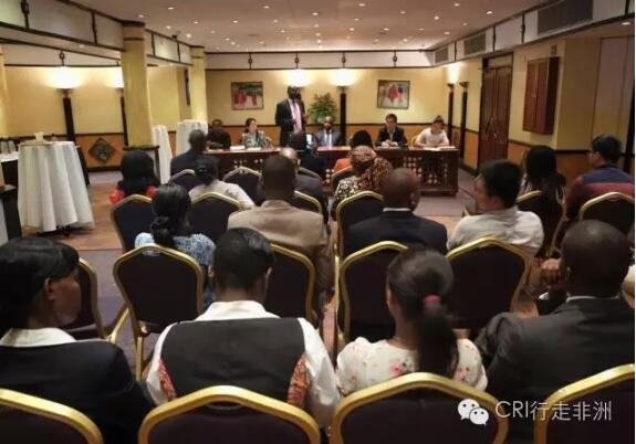 　　无论您是一名普通的中国游客，还是在肯尼亚工作和生活的中国人，您在移民局、机场海关、税务局、外交部以及银行、酒店等等政府机构或服务性企业，都有可能享受到一项新待遇：一些肯尼亚人会用还不太熟练的汉语与您交流，并帮助您解决问题，让您体会到一种宾至如归的感觉！  　　您认为这是开玩笑？！呵呵，真不是。不过，这不怪您。其实，绝大多数中国人都还不知道这事儿。  　　您不妨先费点儿手机流量看一段视频，感受一下在机场海关工作的肯尼亚移民局官员对学汉语和用汉语是多么热情高涨，同时，也感受一下中国游客对这不期而至的新待遇的欣喜！  　　您大概没太听懂这位官员在说什么吧？没关系，再听一遍就行了！您知道，非洲人不仅有语言天赋，而且表现欲也很强。不过，不过……毕竟他们才学了两个月汉语，指望他们说得跟您 一样好并不现实。  　　但平心而论，学两个月就能达到用汉语交流的水平，算是相当不错了。再说，他们说得不好，不是给您提供了帮助他们提高的机会么？在用汉语交流的过程中，您要办的事情，只要合理合法，那还是什么“事情”么？！  　　您一定会问：是谁在帮助这些肯尼亚人学习汉语呢？而且，到底他们是怎么学的，两个月就正式“上岗”了？  　　干这活的是内罗毕大学孔子学院。它是非洲第一所孔子学院，设在内罗毕大学内，因为位于市中心，具有得天独厚的优势，各方人士都能够比较方便地参与学习。其他几所孔院就不具备这样的条件。  　　内大孔院除了开展常规的汉语课程外，还应肯尼亚社会各界的要求，开展“专门用途汉语”培训班，并不断扩大办班范围。实事求是地说，开展这样的汉语课程培训班，费时费力。但效果却是不言而喻的，它不仅有利于加强中肯之间在各领域的合作，更为来肯工作和生活的中国人提供了便利。  　　这些班都是怎么办的？到底有哪些人在学？效果咋样？我们不妨去看看！  　　机场官员说汉语 华人过关不紧张  　　这第一个政府班就是给肯尼亚移民局办的，主要是针对机场海关工作人员。为什么给他们办班？原因很简单：近年来，随着中肯贸易的持续升温，汉语学习成为一股风潮。同时，每天有大量的中国人通过肯雅塔国际机场出入肯尼亚，通关是必做的事情之一。而咱中国人英语说得不好的大有人在,更别提说当地语言斯瓦希里语了。帮助他们快速、舒心地通关，离不开汉语的支持。  　　正是基于上述两个原因，肯尼亚移民局敏锐地抓住了这一点，在中国驻肯尼亚大使馆及其他方面的共同努力下，第一期移民局汉语学习班正式开班了。  　　开班仪式当天，也就是今年3月23日下午，移民局的首批学员首先参观了内大孔院，有了点感性认识，然后参加了开班仪式。瞧瞧这些学员，平时在机场海关都挺威严的，但学汉语对他们来说却是个新事物，所以他们脸上的表情还有点怯生生的，也许是对能否学好还点忐忑。  　　    　　参观时他们还有点怯生生的  　　结合移民局的工作特点，内大孔院专门为他们量身定制了特殊的汉语课程。该课程以口语训练为主，主要内容侧重海关、签证的办理过程中常用的词语和句子。学员们学得也是挺认真的。看图！  　　    　　伸长脖子听听听！  　　    　　    　　    　　讨论讨论再讨论  　　    　　模拟模拟再模拟  　　    　　复习复习再复习  　　为了避免枯燥，使教学更活泼，同时让他们了解更多的中国文化，内大孔院采用了多种方式。其中包括练书法，喝功夫茶，唱中国歌，等等。  　　    　　练练中国书法  　　    　　品品中国茶  　　两个月匆匆而过，接着就是实地检验学习成果了——到机场实习！他们需要帮助中国客人顺利出入关……进入实战前，老师先讲解注意事项！  　　    　　    　　在教师的带领下，学员们尝试着用汉语与中国旅客进行交流，为他们服务。从一开始跟着教师说，到自己独自面对中国旅客，学员们的汉语表达越来越流利，柜台前旅客停留的时间也越来越短了。  　　瞧下面视频中的这位黑小伙真是学得相当不错！他用汉语指导中国旅客如何办理出关手续，居然连“手指并拢”都会，硬是把这位中国大哥给惊着了：尼玛，机场啥时候增加了这项新服务？也不提前打个招呼！不过，在片刻的慌神之后，这位中国大哥很快转忧为喜！  　　除了实践，学员们还在工作间隙，抓紧时间复习、讨论学过的词语和句子，纠正发音。  　　    　　复习、讨论和纠音  　　2016年7月29日，在圆满完成机场实习后，第一批移民局汉语学习班的学员迎来了他们的结业典礼。典礼上，学员们不仅展示了中文歌曲，还现场模拟了在机场办公的情景。展示他们在这段时间内学习汉语的成果。比起刚学汉语那阵儿，他们现在放松多了！  　　    　　兴奋地演唱中文歌曲  　　    　　模拟工作场景演小品  　　    　　师生们一起合个影  　　税务局工作人员加入培训  　　2016年9月19日，在第一次的愉快合作后，肯尼亚移民局第二批汉语学习班的学员们也来到了内罗毕大学孔子学院，开始了他们的汉语学习之旅。第二批汉语学习班中除了肯尼亚移民局的学员外，还有肯尼亚税务局海关事务部的职员。他们在看到第一批移民局学员的机场实习后，认识到汉语学习对他们工作的重要性，也申请加入到本期汉语学习班中。  　　在经过了两个月的课堂学习后，他们现在正在进行机场实习。相信他们能够通过实践收获更多。  　　    　　使劲练工作用语  　　    　　使劲想工作用语  　　外交部班开班 刘大使赠书  　　随着移民局海关汉语培训班进入第二期，2016年11月4日，在中国驻肯尼亚大使馆和肯尼亚外交学院的共同牵头下，肯尼亚外交部官员汉语学习班也在内罗毕大学孔子学院正式开班。中国驻肯尼亚大使、肯尼亚外交部部长特派代表以及内罗毕大学副校长出席了开班仪式。  　　显而易见，这个班的层次和级别更高了！  　　    　　外交官汉语培训班开班仪式  　　仪式上，内罗毕大学孔子学院本土教师茹丝(Ruth)进行了简单的汉语课示范，激发了学员们的汉语学习热情。茹丝在肯尼亚可是大名鼎鼎，她2006年1月开始在内大孔院学习汉语。当年6月前往北京获得了“汉语桥大赛”优秀奖，并获奖学金资助，开始了在天津师范大学的留学生活。2014年6月她从天津师范大学研究生毕业后，8月正式入职内大孔院教授汉语。在肯尼亚，茹丝已经是一个相当有名的主持人了。  　　    　　最后，中国驻肯尼亚大使刘显法(下图前排右一)向肯尼亚外交部赠送了中文书籍和教材。  　　    　　酒店员工学汉语 华人商旅更舒心  　　除了政府部门，肯尼亚服务行业的职员也加入到学习汉语的大军中。酒店员工就是其中一族。  　　位于肯尼亚首都内罗毕市区的塞雷纳(SERENA)酒店是一家充满非洲风情的五星级酒店，它在旅游业发达的肯尼亚各大景区拥有诸多连锁酒店。  　　    　　    　　    　　中国总理李克强2014年访问肯尼亚期间，就曾下榻这家酒店。  　　    　　随着中国与肯尼亚的关系日益密切，越来越多的中国人不远万里来到肯尼工作或旅游，成为肯尼亚酒店业服务的一个重要群体。  　　为了更好地服务来肯商旅的华人，塞雷纳(SERENA)酒店决定与内罗毕大学孔子学院合作，开设一个员工汉语培训班，让酒店员工学习简单的汉语日常用语。  　　2014年7月，经塞雷纳(SERENA)酒店培训部主管MUTHOKI与肯尼亚内罗毕大学孔子学院院长郭红的商讨，双方正式决定开设首届员工汉语培训班。经过孔院老师和酒店员工接近半年的共同学习和努力，本次汉语培训班已顺利结束。  　　    　　2015年1月23日上午孔子学院的老师们为首届塞雷纳(SERENA)酒店汉语培训班的20名圆满完成学业的学员召开毕业典礼并颁发培训证书。  　　    　　塞雷纳(SERENA)酒店常务经理Mr. Daniel Kangu与内罗毕大学性别人类学与非洲研究学院院长Olunga教授同时向毕业学员颁发证书，20名学员依次接受证书，喜悦之情溢于言表。  　　    　　一些学员通过学习，逐渐爱上了汉语。酒店的一位员工表示：“学习汉语不仅是应工作要求，更是自身兴趣所在。学习如何说汉语，了解中国文化，是我在工作之余最快乐的事情。”  　　    　　拿到证书后，学员代表保罗还用流利的汉语同大家分享了他的汉语学习经验，博得在场嘉宾的阵阵掌声。  　　    　　    　　    　　塞雷纳(SERENA)酒店常务经理Mr. Daniel Kangu先生亦发表了热情洋溢的讲话，他很高兴他的员工能用流利的汉语和入住酒店的中国客人交谈，他相信酒店的客人会越来越多。  　　    　　内罗毕大学性别人类学与非洲研究学院院长Olunga教授、孔子学院撒德全教授、院长郭红女士、许晶老师以及茹丝老师都分别为结业的学员送上祝福，祝贺他们从汉语培训班顺利毕业并能将所学汉语运用到自己的工作中。  　　    　　    　　典礼最后，孔院的所有教授、老师与酒店员工留下了珍贵的合影。本次员工汉语培训毕业典礼完美谢幕!首届员工汉语培训班也正式落下帷幕。  　　    　　银行职员学汉语 服务中企增商机  　　继塞雷纳(SERANA)酒店汉语培训班后，内罗毕大学孔子学院的汉语教学受到了业界的一致好评。肯尼亚第三大银行Equity Bank也正式与内罗毕大学孔子学院合作，开办了员工汉语培训班。  　　2015年10月，Equity Bank联合内罗毕大学孔子学院举办了汉语培训班开班仪式。  　　    　　孔院老师们在总结了SERENA酒店员工班的教学经验后，将本次培训的内容定为基础商务汉语和银行行业用语。希望在第二次汉语培训班中尽可能地满足学员们学习汉语和将来工作的要求。  　　    　　时光飞逝，经过12周的汉语教学，Equity Bank的学员们一点一滴地积累汉语知识。  　　11月20日，肯尼亚Equity Bank汉语培训班在Equity Center举行结业典礼。所有学员都顺利地通过了考试，拿到了结业证书。内罗毕大学学生事务副校长、孔子学院外方院长Mbeche教授，中方院长郭红女士以及孔子学院老师们出席了此次结业典礼。  　　    　　    　　Equity Bank的总经理同时也是本次培训班的学员代表Robert Kibotic首先分享了他在学习汉语过程中的感受。他说，汉语虽然很难学，但老师的耐心讲解让他们有了学习的信心，他代表全体学员感谢内罗毕大学孔子学院。  　　    　　Mbeche教授同时送上了对学员们的祝贺。他先祝贺学员所取得的成绩，指出汉语是一门充满魅力的语言，鼓励学生们继续学习；他还说，内罗毕大学孔子学院是非洲第一家孔子学院，他非常高兴能够跟企业合作培养汉语人才。  　　    　　典礼最后，孔院所有的教授、老师与学员们合照留念，作为这12周愉快相处的美好凭证。经过12周的相处，孔院教师早与学员们成为了亲密朋友。  　　    　　继与Serena酒店合作之后，与Equity Bank的合作是内大孔院践行“服务当地”的又一个良好的范例。也是汉语在肯尼亚日益普及的一段小小里程。  　　内罗毕大学孔子学院这样一系列的专门用途汉语培训班，使得当地政府部门和企业能够接触更多的中国文化，并让其员工在日常工作中使用汉语，为越来越多的来肯生活和工作的中国人提供更好服务，让远离家乡的中国人在异乡也能够感受到家的气息。  　　不过最后也要特别提醒一下：随着肯尼亚各行各业懂汉语的本地人越来越多，我们中国人平时更应该注重言行举止，更应该注重文明礼貌。谨记：他们听得明白我们在说什么！  　　文章来自：CRI行走非洲