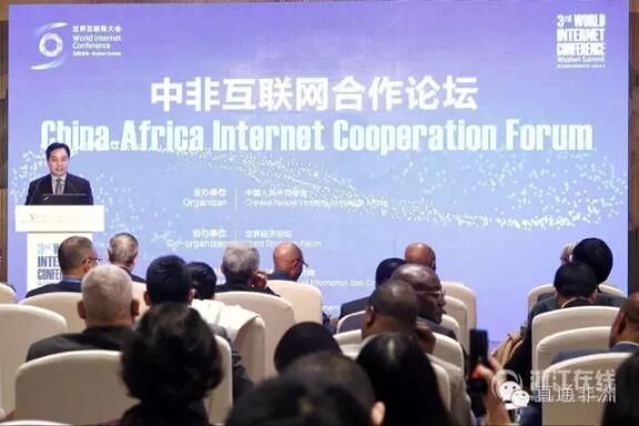 　　(图片源自网络)  　　在联合国马拉喀什气候大会期间，非洲国家近日举行了首届“非洲行动峰会”。与会代表表示，非洲国家将坚定走可持续发展道路，并呼吁发达国家尽快兑现承诺，为非洲应对气候变化提供资金和技术援助。  　　本次峰会由摩洛哥国王穆罕默德六世召集，共50个非洲国家代表出席，旨在联合非洲各国，就应对气候变化发出共同声音，实现“非洲共同崛起”。  　　峰会通过《非洲行动峰会宣言》，表明非洲各国共同应对气候变化的决心，宣布将加速推进现有项目和机制，提高非洲国家适应气候变化的能力，鼓励私营部门参与气候行动，并为他们提供便利条件。宣言呼吁其他国家、特别是发达国家加强与非洲合作，通过增加公共资金、落实技术转移、鼓励气候融资等方式，为非洲国家提供具体和有效的支持。  　　峰会决定成立萨赫勒地区、刚果盆地和小岛屿国家三个区域委员会负责协调区域内各国行动，落实宣言内容。  　　穆罕默德六世说，非洲作为一个整体，应当坚持共享、公平和团结的原则，合理利用自身资源，尊重环境与社会发展间的平衡关系，实现包容性可持续发展。他强调，本届联合国气候大会在非洲举行，非洲各国的关切和诉求理应是重要议题。  　　吉布提总统伊斯梅尔·奥马尔·盖莱说，气候变暖在非洲是能够感知的事实，落实应对行动“刻不容缓”。  　　赞比亚总统埃德加·伦古呼吁发达国家加强对发展中国家资金支持，帮助后者提高减缓和适应气候变化的能力。  　　文章来自：新华网