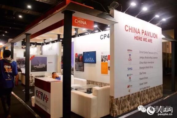 　　(图片源自网络)  　　2016年非洲电视节日前在南非约翰内斯堡举行。在会场中心，红色的中国联合展台成为展会的一大亮点。不少非洲传媒人士表示，中国影视作品正在非洲受到热捧，希望能够同中国企业加强合作，让更多非洲观众接触到中国影视剧，了解中国文化。  　　现状——译成当地语言的中国影视剧进入主流频道  　　来自全球100多个国家的传媒企业参加了本届非洲电视节，很多国际传媒公司在会场内设置了大型展台，意在抢滩快速发展中的非洲电视市场。此次共有8家中方设展单位，包括央视国际视频通讯有限公司、中国国际广播电台、江苏省广播电视总台、上海文广集团、北京四达时代传媒有限公司等。  　　中方展团共带来百余部参展作品，门类涵盖电视剧、纪录片、动漫、综艺节目以及综艺节目模式。如纪录片《你所不知道的中国》;电视剧《少林》《恋人的谎言》《双刺》;综艺节目《看见你的声音》;动漫《哈皮父子》等。受国家新闻出版广电总局委托，江苏广电国际传播有限公司连续第五次负责非洲电视节“中国联合展台”。  　　记者在现场看到，来到中国展台咨询业务、洽谈合作的非洲各国客商络绎不绝。有许多客商提前做好了功课，专程来找中国企业寻求合作。  　　据展台工作人员介绍，南非有一家面向全非洲的网络电视公司专程来到中国展台，很快就决定买下电视剧《西游记》以及40部电影的播放权。埃塞俄比亚一家电视台负责人表示，以前埃塞俄比亚电视台多引进欧美电视剧，他希望更多地引进中国电视剧。  　　据悉，目前已经有一些中国影视节目翻译成非洲当地语言在主流频道播出。“肯尼亚观众真的非常喜欢看中国电视剧。”肯尼亚青年加里向本报记者表示，对于中国的功夫明星，肯尼亚观众耳熟能详。他介绍说，他的母亲非常喜欢看中国电视剧，还产生了去中国旅游的想法，因为从电视中了解到了中国社会方方面面的细节，这深深吸引了她。  　　规模——仅四达时代一家运营商用户已达800多万  　　在非洲哪些中国影视剧更受欢迎？覆盖非洲30多个国家的数字电视运营商四达时代拥有自己的收视率调查中心，其数据说服力强。四达时代副总裁迈克尔·迪勒姆介绍说，一是功夫题材，功夫已经成为一个品牌，在非洲非常受欢迎。二是现代都市剧，展现年轻人积极向上的工作生活风貌。三是关于中国人在非洲或是非洲人在中国的故事播出时，收视率会飙升。  　　四达时代的收视数据显示，在东非地区，《小儿难养》《杜拉拉升职记》等电视剧非常火。在无需付费的频道，近期播出的《妈祖》《刀客家族的女人》收视率都排到了前五名。从地区分布看，东非地区更喜欢中国的现代爱情剧，西非地区更喜欢中国的古装武打片。  　　“接地气”是中国影视剧在非洲流行的主要原因之一。四达时代多语种媒体中心配音部经理赵吴华向本报记者介绍说，中国影视剧是非常优秀的，《杜拉拉升职记》《媳妇的美好时代》等中国电视剧让非洲观众了解了中国文化，也间接地影响着他们的生活。例如肯尼亚一名观众在看了《杜拉拉升职记》后希望摆脱传统女性角色，成为事业有成的女性，从而开始进修并广投简历，最终进入中资公司工作。  　　赵吴华介绍说，目前四达时代已经译制了超过6000个小时的中国影视剧，今年还新投建了30个录音棚，预计3年之内年译制量可达上万小时。同时，公司还在肯尼亚建立了译制配音基地，在坦桑尼亚举办中国影视剧配音大赛，选拔当地的优秀配音演员。目前，中国影视剧已经被翻译成英语、法语、斯瓦希里语、豪萨语、约鲁巴语等多个语种。  　　四达时代南非分公司总经理严穹向本报记者介绍说，目前四达时代在全非洲有800多万用户，在东非市场份额达39%。许多人都知道《媳妇的美好时代》里的女主人公“毛豆豆”，这是因为该剧讲述婆媳关系和家长里短，非洲人都是大家庭生活在一起，很容易理解，觉得有意思。中国在非洲影响力明显上升，许多非洲人在中国公司上班，和中国人交流得多，了解中国成为一种需求。  　　优势——找到当地百姓喜欢和感兴趣的内容和题材  　　此次展会期间还举办了中非影视文化交流圆桌会议。在非洲有多年传媒从业经验的迈克尔·迪勒姆在会上表示，非洲电视数字化进程正在如火如荼地进行，这蕴藏了很多机遇，即有了更多频道，但没有足够内容，大多数非洲制作公司没有实力去满足这些新增的频道。他认为，非洲传媒企业应该与中国企业合作，中国已经有大量的节目储备和节目模式，可以较快地引进到非洲。  　　一些非洲传媒公司也希望更好地呈现中非之间的各层次交流。南非制作人露西表示，她的团队在3个月前拍摄了非洲女性在中国生活的纪录片，从非洲人的视角看中国的生活方式，效果很好。  　　美国的“今日非洲”是一家专门面向非洲和在美非洲人的电视台，该电视台负责人穆赫塔尔·贾乌德向本报记者表示，他希望制作介绍中非合作的节目，让更多非洲观众了解中非之间深厚的传统友谊。他介绍说，他们已经播放了一些节目，介绍中国如何参与到非洲的基础设施建设中来，如亚吉铁路等。贾乌德说，自己出生在毛里塔尼亚，在他小的时候，镇上的医生和护士都是中国人，因此中非友谊并非始于今日。  　　国家新闻出版广电总局电视剧司副司长杨铮向本报记者表示，之前已经有几部在海外市场获得成功的中国影视剧，给了我们很大的信心。从电视剧产业发展来讲，国内市场相对饱和，走向国际市场成为产业发展的一个必然选择。他表示，在非洲，中国影视剧的优势在于内容丰富、类型多样，只是需要找到非洲老百姓喜欢和感兴趣的内容和题材。  　　文章来自：人民网