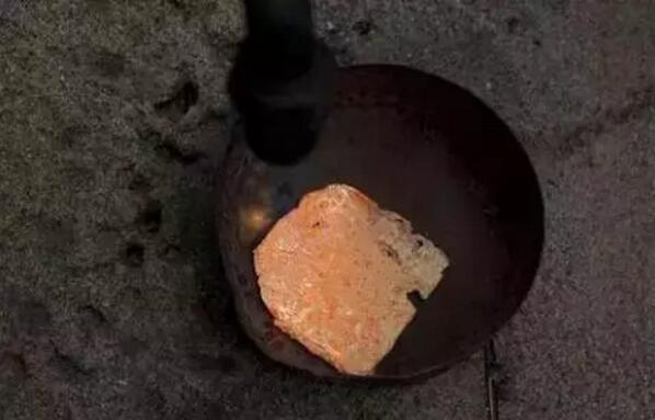 　　这里分布着大大小小的矿区，人们为了发财梦都加入到淘金队伍中。  　　非洲的南非、加纳、喀麦隆等国家，是富产黄金的地区。  　　    　　他们每天早出晚归，把所有时间奉献给了这一伟大事业。他们有的同村合伙开矿，有的全家出动。  　　    　　即便是妇女照样上场淘金。  　　    　　小孩在挖过矿的坑里玩水。  　　    　　其实，黄金并不好找。这是经过千辛万苦淘出的一块含有其它重金属和杂质的金块。  　　    　　有时候几吨矿土才找到几克黄金。  　　    　　找出来的金矿还要经过提炼，去掉杂质。  　　    　　他们无论是在低洼地还是山地，只要发现有金矿就不放过，拼尽全力开采。  　　文章来自：尼日利亚华人网