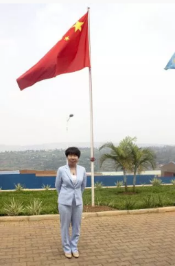 　　美国石英财经网11月29日发表了专栏文章，非洲国家的民众们已经不想再依赖西方国家捐赠的“二手服装”，而中国人正在帮助他们建立自己的纺织业。  　　石英财经网是由波音、卡迪拉克、瑞银等公司投资建立，大部分的记者均来自于彭博社、经济学人、华尔街日报等大型媒体。  　　    　　资料图：一处典型的二手衣物市场  　　来自非洲的机会  　　每一天，C&H衣物工厂(C&H Garment Factory)的工人们都被要求学几个中文字，在白色的塑料板上，工厂的主人马晓梅(音)用中文、英文和卢旺达文(Kinyarwanda)写下了8、9、10三个数字，马晓梅说：“我们开的是中国工厂，所以我们想要介绍一些中国的文化给当地人。”  　　    　　工厂内的白板  　　每天早上，工厂的工人们都要如同中国的工人们一样做早操，在工厂的内部挂着用中英文写的“努力”、“质量”、“责任”等横幅。在工厂外的草地上，中国和卢旺达的国旗高高飘扬。这一切都发生在卢旺达首都外围的基加利的特别经济区中(Kigali Special Economic Zone)。  　　    　　远眺基加利的特别经济区  　　能吸引中国的投资商是卢旺达政府的一大成就，基加利的特别经济区将会帮助卢旺达政府摆脱来自欧美捐赠的“二手衣物”。同时发展自己的工业。  　　对于卢旺达政府来说，马晓梅的工厂不仅能够发展经济，提供就业机会(观察者网注：C&H雇佣了800位当地人)，更重要的是，这将帮助卢旺达建立自己的纺织工业。卢旺达人已经不想再穿“旧衣服”了。  　　“这是一个国家的能力和自力更生。我们希望独立，穿自己制造的衣物。穿别人的二手衣服，这叫尊严?这会让你骄傲？”杰拉德尔·穆库布(Gerald Mukubu)，卢旺达私营企业联合首席执行官这么说。  　　    　　杰拉德尔·穆库布  　　在卢旺达，二手衣服在露天市场，公路边，小店中公开出售。全世界超过70%的捐赠衣物最终被送到了非洲。据数据显示，无论是新衣服还是旧衣服，卢旺达每年在衣物进口上要花费超过1亿美元。  　　二手衣服不仅仅只是穷人穿，对于当地的中产阶级来说，旧衣服也不会被嫌弃。就连穆库布本人都说过，他的很多同僚都穿二手衣物。  　　东非共同体(The East African Community，EAC)包括卢旺达、肯尼亚、乌干达、坦桑尼亚和布隆迪打算在2019年彻底禁止二手衣物。政府的官员们称旧衣服带来大量的病菌，严重危害民众的健康。  　　不仅仅是东非，南非早就禁止了二手衣物的销售，加纳则停止了二手内衣。马拉维和津巴布韦也正在考虑严禁二手衣物的销售。  　　    　　马晓梅在国旗下的照片  　　非洲政府的行动给了马晓梅这样的商人极大的动力，他们看见了巨大的商机。马晓梅说，卢旺达政府的政策是吸引她的最大动力，当地政府不收除个人所得税以外的任何税种，而且所有从非洲出口美国的衣物在15年内也免除了进口税。  　　    　　马晓梅工厂内制造衣物的工人，他们制造的衣物可以免税出口给美国  　　除了向美国出口衣物以外，C&H还在当地大规模制造内衣，和别的衣物不同，内衣是出售给当地人的。  　　    　　一件在当地出售的C&H制造的衣物  　　马晓梅在卢旺达有制衣厂，在肯尼亚曾经有一座手机工厂。政府不仅仅希望像马晓梅这样的商人帮助非洲制造衣物，那些有野心的政治家们希望能够建立自己的工业体系。  　　中国和非洲一起制造  　　中国在东非的投资仅仅只是一个开始，随着国内劳动力成本的不断上升，越来越多的中国商人开始进入非洲寻找廉价的劳动力。来自中国的投资者们在非洲建立工厂，在非洲收购原材料，雇佣非洲工人。不仅仅只是一般的衣物，皮革制品、塑料制品和鞋子都已经开始转变为“非洲制造”。  　　中国著名的女鞋制造商“华坚集团”已经在埃塞俄比亚建立了自己的女鞋工厂，其他的中国投资商们也开始对埃塞俄比亚的邻居坦桑尼亚产生兴趣，坦桑尼亚是东非著名的棉花生产国，对于纺织行业来说，靠近原产地能够大幅降低成本。  　　在去年的中非论坛约翰内斯堡峰会中，中国驻南非大使田学军对记者说过，中国希望能把“中国制造”变成“中国和非洲一起制造”。中国十分期盼帮助非洲完成工业化，在2063年时，制造业能够占据非洲GDP的50%以上。  　　    　　田学军大使  　　如今，工业只占非洲GDP的10%左右，在世界银行的报告中，这个数据自1990年以来就没有变过。现在中国正在把“低技术含量产业”迁移出中国，这对于非洲来说是一个千载难逢的机会。  　　现在非洲人已经对中国企业的投资不再陌生了。在基加利的特别经济区中，还有一家中国企业生产在当地销售的“每时每刻(Every Time)”牌卫生纸，另外一家相邻的企业生产木门。在高额利润的诱惑下，马晓梅已经开始考虑重启在肯尼亚的手机工厂了。  　　    　　每时每刻工厂  　　但对于中国商人来说也并不全是好消息。一位来自中国浙江的商人黄大中(音)对当地人的学习能力很不满，他说：“他们根本不会工作，你教会他们一件事情，一晚过后，第二天他们又忘光了。”  　　黄大中在卢旺达开设了一家竹子制品制造工厂，主要制造牙签。在浙江，竹子工厂往往是建立纺织行业的第一步。  　　黄大中说：“现在的卢旺达距离建立制造业还有一段相当长的距离。”  　　    　　资料图：一处基加利的竹子加工厂正门  　　新衣服代表着社会的进步  　　卢旺达显然不是最容易建立纺织业的地方，交通成本对于这个内陆国家毫无疑问是最大的问题。从基加利运往肯尼亚港口蒙巴萨(Mombasa)所消耗的成本往往比从蒙巴萨运往广州都要高。而马晓梅必须进口全部的原材料，包括缝线，拉链。  　　所以直到今天，马晓梅的纺织厂都还没有开始产生利润。不过目前她对此表示乐观，毕竟她已经来卢旺达16年了，她相信，她比黄大中这些商人有独特的优势，她说：“你必须要了解他们。”对于马晓梅来说，只有先了解当地人的思想才能激发工人们的效率。  　　马晓梅认为，中国的工厂迟早会搬迁到东南亚和非洲那些更便宜的地方。而她则是第一个在卢旺达扎根的人。  　　更加重要的是，卢旺达的一切让她想起了中国在1980年代的生活。那个时候中国和卢旺达一样，很多人都穿着二手衣物。如今，没有人会穿旧衣服了。新衣服，就是一个社会进步的标志。  　　文章来自：观察者网
