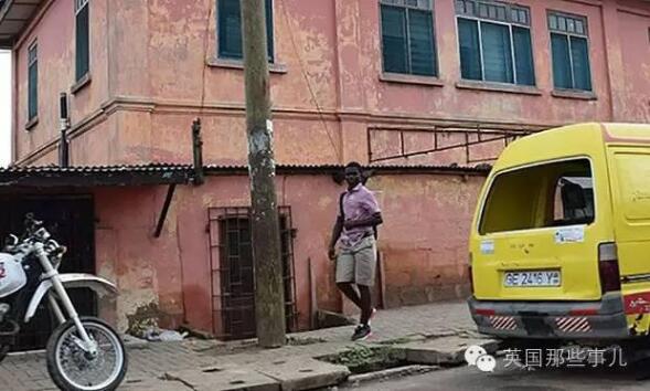 　　话说，在加纳有这么一家“美国大使馆”…  　　它位于加纳的首都阿克拉，墙体粉红，稍显破败，两层的小楼上面覆盖着波纹铁皮...  　　    　　“使馆”外面，一面美国国旗正在迎风飞舞。  　　    　　一走进使馆内部，最显眼的地方挂着一副奥巴马的肖像...  　　    　　很多怀揣着美国梦的加纳人来到这里，  　　希望能拿到梦寐以求的美国签证。  　　    　　这个“使馆”每周只开放3天，而且只在早上工作。  　　这儿只受理预约过的签证申请...闲杂人等不能随便进入...  　　每次各种签证的费用加起来大概要6000美元...  　　尽管这么贵，但是每次“使馆”开门，想要申请签证的人还是络绎不绝  　　    　　这个“美国大使馆”就在这里开了将近10年…  　　里面有负责签证，会说英语、荷兰语的大使馆工作人员，有负责咨询移民和刑法问题的加纳律师...  　　一切都是很正规的样子。  　　为了让更多人知道使馆的位置，他们还会通过广告牌和传单在加纳、多哥、象牙海岸打广告...  　　不仅加纳，西非其他一些国家的民众也会不远千里来到这个粉红色的“美国大使馆”办签证。  　　通常，对这些千里迢迢来阿克拉“美国大使馆”办签证的客人，“使馆”还会贴心的为他们在附近定上一个宾馆。  　　付了钱，拿到签证后，人们拿着使馆签发的各种文件从此踏上了美国这片热土…  　　    　　虽然贵了点，但是貌似一切都没什么问题....  　　然而，最近，  　　媒体突然曝出了个大新闻!  　　这个开了10年的“美国使馆”，竟然是假的!假!的!  　　    　　这个所谓的“美国使馆”其实是加纳和土耳其的一些犯罪分子合伙开的...  　　他们通过非法渠道获得真的美国签证，然后向签证申请者收受巨额申请费。  　　再通过贿赂加纳的官员，让自己不要被查....  　　于是，那些申请者拿着他们搞来的真签证还就真的进入美国了，  　　更多材料不好的人，他们直接以拒签打回，几千美元的费用就不退了...  　　因为一直有人能从他们那里申请成功，这么多年下来，没有人觉得有啥不对劲....  　　直到去年夏天，美国政府收到风声，这才组织各方力量摧毁了这个假冒的“美国使馆”。  　　而加纳真正的美国大使馆其实长这样.....  　　    　　这年头，居然已经有人不满足于假冒文件，  　　开始假冒整个大使馆...  　　而且这一假冒就是10年...  　　然而这10年里，那些真的美国签证他们又是怎么搞到的?  　　感觉这个案子，他们还有的好查了...  　　ref：  　　https://www.theguardian.com/world/2016/dec/04/fake-us-embassy-in-ghana-shut-down-after-ten-years-issuing-visas  　　----------------  　　要做宇宙第一酷：假的还能搞到真签证?厉害………想起有次我问我爸，如果造假钱的人把假钱做得跟真的一样怎么办，银行怎么认得出来，我爸说：“猪，那就是真钱了啊!”  　　酒三瓶：假着假着就成真了  　　Soumns小龙虾：其实他们早就知道了 只是不敢惹他们  　　你的手机屏幕有根头发：现在的犯罪分子都这么高端了  　　含有灵魂的骸骨：真签证当然是从真使馆搞的呗..这不就是开了个签证中介吗...收代办费去帮忙递签，需要面签就找个自己假使馆里会说英语的去反正黑人都长差不多x  　　Leitgo_：也许人们都以为是大使馆的分店  　　一个在野设计师的日常：川普笑而不语：又有调侃奥巴马的谈资了  　　卅_卅_吖：很厉害，我觉得没必要直接拆了，正规化一下搞成签证中心多好  　　小不二不二小：卧槽比之前假冒的ATM机都牛逼  　　张晃灵：??他们不会上网查一下??  　　英伦：  　　其实长久以来他们一直觉得自己是真的  　　文章来自：英国那些事儿