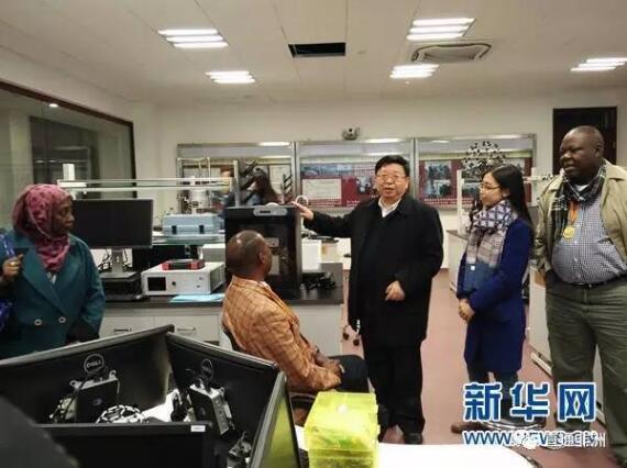 　　近日20名来自9个非洲国家的非政府组织骨干代表团代表来到北京第三十五中学参观交流，欣赏了由学生们准备的“2016‘丝路书香’中非文化交流晚会”。  　　20名非洲国家代表在北京市第三十五中学校长朱建民陪同下，参观了第三十五中学的文体设施和科研设施。朱建民介绍道，第三十五中学重视学生的全面发展，与时俱进地为创新人才的成长提供充分条件。学校内还在筹建中国线装书展示基地，这是保护中国传统工艺的有力措施，也可以成为向中学生普及中国传统文化的教材。  　　此次活动主办方中国民间组织国际交流促进会(简称“中促会”)史国辉副秘书长说，希望代表团成员通过此次活动，能感受到中国教育事业的发展和中国政府对素质教育的重视。“北京第三十五中学拥有包括鲁迅故居在内的文化遗产，在这里既能接触到中国传统文化，也能感受中国新生一代的朝气，是不可多得的体验。”  　　    　　“2016‘丝路书香’中非文化交流晚会”主办方中华出版促进会理事长苏士澍致辞表示，中华出版促进会承担着同非洲各国人民在内的世界人民在政治、文化、经贸等多个领域的进行广泛交流与合作的重任。中华出版促进会同“一带一路”国家在新闻出版业的文化交流已取得初步成效，受到世界各国的广泛关注。目前，这些交流合作正在向纵深发展。  　　非盟经社文理事会主席约瑟夫·齐兰吉表示，此次来到中国，感受到了中国近些年来的飞速发展，我们深深地认识到，非洲要想获得迅速而持续的发展，需要加大科技投入力度，尤其要重视教育。  　　来自坦桑尼亚的资深编辑贾法尔·马希瑞说，我曾经做过关于中国的报道，中国人的勤劳和智慧让我印象深刻。此次来中国访问，能为坦桑尼亚的发展提供很好的借鉴。非洲国家应当加强和中国的合作，只有互利互惠的双边关系才能健康持续地发展。  　　本次活动由中促会和中华出版促进会主办，北京市第三十五中学协办。史国辉副秘书长表示，中促会希望能够通过这些活动，与非洲国家进行更密切的民间交流。有了深厚的社会民意基础，中国和南非、尼日利亚和坦桑尼亚等非洲国家的全面战略合作伙伴关系，将得到进一步夯实。  　　文章来自：新华网