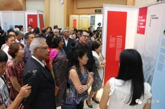 　　继“汤莎”主题灯展在毛里求斯路易港灯光节的精彩亮相后，由中国文化部外联局、中外文化交流中心联合主办，毛里求斯中国文化中心和毛里求斯国家图书馆联合承办的“跨越时空的对话——纪念文学巨匠汤显祖和莎士比亚逝世400周年”展览于近日隆重拉开帷幕。  　　    　　展览开幕式剪彩。  　　毛里求斯公职与环境部长王纯万、中国驻毛大使李立、文化参赞兼中国文化中心主任松雁群、毛里求斯国家图书馆馆长布琳达·哈姆罗特女士，毛里求斯文化艺术界、华人华侨、中国银行、华为等中资企业代表共计两百人出席了开幕式。  　　   开幕式现场观众。  　　汤显祖与莎士比亚两位文学巨匠的生活背景各不相同，但是他们都用自己的文学作品影响了一代又一代读者。本次展览让二位巨匠“相遇”，分线索叙述和探索两位大师的人生经历及文学成就，以汤莎对话为切入点，通过“时代与传奇”“梦与真”“我@汤显祖”三个部分讲述汤显祖及其经典作品的故事。现场观众通过观看展览，了解了两位世界文学巨匠留给人类的文学财富，同时通过VR眼镜和平板电子设备，使现场观众身临其境体验了汤显祖生活年代的居住和创作环境，以及欣赏通过当代艺术演绎的各种汤显祖作品。  　　    　　开幕式昆曲演出《牡丹亭》之《游园》。  　　活动当晚，天津青年京剧团给现场嘉宾带来了一场昆曲艺术盛宴，《牡丹亭》中《游园》一折展示了汤显祖笔下女性的含蓄婉约之美;《大闹天宫》中，孙悟空活泼顽皮的可爱形象赢得了现场的笑声与掌声;《秋江》一出中，剧情设定是“无船无水要渡河”，演员们将昆曲的“虚拟”艺术手段发挥得淋漓尽致。此外，演员们和现场观众进行互动，用艺术语言来展示人物的喜怒哀乐。观众看得津津有味，掌声不断，连呼过瘾。毛里求斯国家电视台对活动进行了全程录播。  　　    　　李少波老师在密特朗音乐学院讲座。  　　12月10日，天津青年京剧团的李少波老师在密特朗音乐学院为学院学生们举办了“纪念文学巨匠汤显祖和莎士比亚逝世400周年”专题讲座。讲座内容丰富，形式新颖，特别是演员现场展示和互动环节引起了师生们的极大兴趣。活动结束以后，热情的学生们守候在化妆间外等着和演员交流和合影，久久不散。  　　12月12日，中国驻毛大使夫人赵江平参赞举办沙龙茶会，邀请天津青年京剧团。老师们现场讲解京剧和昆曲的艺术特性，展示了演员们的四功五法，精彩演讲和表演获得了前副总统莫妮克·奥桑·贝勒波等其他二十多位政要夫人和使团夫人们的热烈掌声。法国女作家Pascal SIEW在活动结束以后激动的说“真的为能欣赏到这么经典的戏剧表演感到高兴!”  　　此次毛里求斯中国文化中心举办的纪念“汤莎”主题系列活动可谓是形式多样、内容丰富、精彩纷呈，独具匠心。系列活动吸引了毛里求斯各民族、各阶层的众多观众参与其中。制作精良的汤莎主题灯展惊艳亮相路易港灯光节，《牡丹亭》人物造型使四十万毛民众直接近距离欣赏了中国戏曲人物之美;“跨越时空的对话”主题展览则让毛民众更多了解了汤显祖对世界文学的贡献和中国戏曲文化的曼妙;艺术家与艺术院校学生交流培养毛年轻一代对中国戏曲文化的了解与喜爱，沙龙茶会昆曲表演向毛社会高层展现了中国传统文化的高雅风范。  　　文章来自：毛里求斯中国文化中心