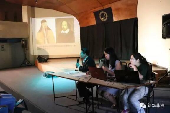 　　继“汤莎”主题灯展在毛里求斯路易港灯光节的精彩亮相后，由中国文化部外联局、中外文化交流中心联合主办，毛里求斯中国文化中心和毛里求斯国家图书馆联合承办的“跨越时空的对话——纪念文学巨匠汤显祖和莎士比亚逝世400周年”展览于近日隆重拉开帷幕。  　　    　　展览开幕式剪彩。  　　毛里求斯公职与环境部长王纯万、中国驻毛大使李立、文化参赞兼中国文化中心主任松雁群、毛里求斯国家图书馆馆长布琳达·哈姆罗特女士，毛里求斯文化艺术界、华人华侨、中国银行、华为等中资企业代表共计两百人出席了开幕式。  　　   开幕式现场观众。  　　汤显祖与莎士比亚两位文学巨匠的生活背景各不相同，但是他们都用自己的文学作品影响了一代又一代读者。本次展览让二位巨匠“相遇”，分线索叙述和探索两位大师的人生经历及文学成就，以汤莎对话为切入点，通过“时代与传奇”“梦与真”“我@汤显祖”三个部分讲述汤显祖及其经典作品的故事。现场观众通过观看展览，了解了两位世界文学巨匠留给人类的文学财富，同时通过VR眼镜和平板电子设备，使现场观众身临其境体验了汤显祖生活年代的居住和创作环境，以及欣赏通过当代艺术演绎的各种汤显祖作品。  　　    　　开幕式昆曲演出《牡丹亭》之《游园》。  　　活动当晚，天津青年京剧团给现场嘉宾带来了一场昆曲艺术盛宴，《牡丹亭》中《游园》一折展示了汤显祖笔下女性的含蓄婉约之美;《大闹天宫》中，孙悟空活泼顽皮的可爱形象赢得了现场的笑声与掌声;《秋江》一出中，剧情设定是“无船无水要渡河”，演员们将昆曲的“虚拟”艺术手段发挥得淋漓尽致。此外，演员们和现场观众进行互动，用艺术语言来展示人物的喜怒哀乐。观众看得津津有味，掌声不断，连呼过瘾。毛里求斯国家电视台对活动进行了全程录播。  　　    　　李少波老师在密特朗音乐学院讲座。  　　12月10日，天津青年京剧团的李少波老师在密特朗音乐学院为学院学生们举办了“纪念文学巨匠汤显祖和莎士比亚逝世400周年”专题讲座。讲座内容丰富，形式新颖，特别是演员现场展示和互动环节引起了师生们的极大兴趣。活动结束以后，热情的学生们守候在化妆间外等着和演员交流和合影，久久不散。  　　12月12日，中国驻毛大使夫人赵江平参赞举办沙龙茶会，邀请天津青年京剧团。老师们现场讲解京剧和昆曲的艺术特性，展示了演员们的四功五法，精彩演讲和表演获得了前副总统莫妮克·奥桑·贝勒波等其他二十多位政要夫人和使团夫人们的热烈掌声。法国女作家Pascal SIEW在活动结束以后激动的说“真的为能欣赏到这么经典的戏剧表演感到高兴!”  　　此次毛里求斯中国文化中心举办的纪念“汤莎”主题系列活动可谓是形式多样、内容丰富、精彩纷呈，独具匠心。系列活动吸引了毛里求斯各民族、各阶层的众多观众参与其中。制作精良的汤莎主题灯展惊艳亮相路易港灯光节，《牡丹亭》人物造型使四十万毛民众直接近距离欣赏了中国戏曲人物之美;“跨越时空的对话”主题展览则让毛民众更多了解了汤显祖对世界文学的贡献和中国戏曲文化的曼妙;艺术家与艺术院校学生交流培养毛年轻一代对中国戏曲文化的了解与喜爱，沙龙茶会昆曲表演向毛社会高层展现了中国传统文化的高雅风范。  　　文章来自：毛里求斯中国文化中心