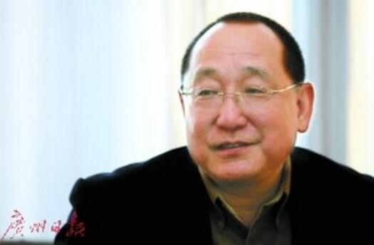 　　胡介国  　　    　　胡介国在非洲    　　近日，68岁的胡介国刚刚迎来了自己在尼日利亚当酋长15周年的纪念日。这位穿着短袖衬衫，戴着黑框眼镜的儒雅老人，怎么看也跟脸上涂满油彩、头上插着羽毛的神秘部族首领联系不到。  　　到非洲打拼了近40年，胡介国不仅拼得了数亿身家，他还成为中国和尼日利亚经济、文化交流的桥梁，在尼日利亚也成为名人。  　　胡介国与非洲结缘，要从30多年前说起。胡介国出生在上海一个书香门第家庭，父亲先在香港做纺织品生意,后来到尼日利亚。1975年，父亲写信给当时在上海学校当老师的他，希望他能到尼日利亚来帮他打理生意。3年后，胡介国怀着忐忑的心情来到了尼日利亚，他笑着说，当时自己像“被绑架到了非洲一样”。  　　上海教师闯荡非洲  　　出了机场的那一刻，胡介国就发现，非洲根本不像想象中那么穷，大象满街跑，到处尘土飞扬。当时，市区到处都是三层的高架桥，就连工厂值班老大爷都有一台双卡录音机听。胡介国心想，这回来对了。父亲想让他来经营棉纺织业，但他对这个不感兴趣。“我更喜欢对着人，而不是机器。”  　　1997年，胡介国决定出来单干。他投资500万美元在拉各斯建了一家大酒店——金门大酒店，这家酒店虽然只有6层楼，却是尼日利亚最豪华的酒店之一，酒店门口一对汉白玉的石狮子标明了这是一家中餐酒店。酒楼的一整层被用来当餐厅，装潢富丽堂皇。尼日利亚的很多政府官员经常来这里吃饭，包括总统、 外交部长、文化部长等都成为了他的好朋友。  　　在尼日利亚开酒楼赚钱  　　如今，家族中的纺织业已日薄西山，他的酒楼却因为地处黄金地段而价值暴增了不知道多少倍。即便入夜时分，街道上依然灯红酒绿，热闹非凡。胡介国坦承,近40年来打下的家业“两代人都吃不完”。在他眼中，这个非洲人口最多的国家遍地商机。  　　非洲人普遍不爱吃鱼、虾等海鲜。一尺多长的螃蟹、大虾随地爬，烂在海里也没人吃。鱼就更不用说了，丰产期，捕鱼时根本不用渔网，拿着鱼叉往河里一叉，到处都是鱼，用簸箩一兜就沉甸甸的。但是，通过中式烹饪方式，把这些鱼和海鲜烹饪成美味，一下子就能卖出好价钱，很多在尼日利亚的外国人也常来光顾。  　　免费给当地建4所学校  　　在非洲待了近40年，胡介国发现，尼日利亚和中国有相似的地方，就是注重家庭和教育。  　　1999年，胡介国得知，尼日利亚政府有一个给山区建学校的工程。胡介国心想，既然是小学，就算赔钱也得干。选址都在深山里的热带雨林。“这么潮湿的地方建水泥房子很难，地基打了十几米还要继续往下打，但打得更深，意味着成本更高。”当时，政府给的工期是一年，但胡介国和工人们加班加点，吃、住都在工地上，用了6个月时间就把4所学校建成了。  　　这个工程，他亏了2亿奈拉(尼日利亚货币)，折合成人民币大约3000万元。“不过这钱亏得好。通过这个工程，我打出了一个好名声。”从此以后，他再也不用找别人要工程，政府会把上好的工程送上门来。投资建学校还有一个好处就是得人心。校舍建成后，胡介国明显感觉到，当地人对他的好感倍增，“学生们知道学校是中国人建的，中国人和非洲人的友好种子就代代相传。”  　　成非洲首位华人酋长  　　因为胡介国的突出贡献，2001年，胡介国被封为尼日利亚一个部落的酋长。授勋仪式当天，胡介国身着尼日利亚当地传统服饰，头戴具有特殊意义的小帽，长老用树枝在他身上洒下香水，他从几位酋长手中接过了酋长任命书，身边当地民众载歌载舞。他也成为非洲首位华人酋长。  　　如今，6万多名尼日利亚华侨华人，没人不知道胡介国这位华人酋长。每当遇到有关中国人的问题，只要当地相关部门觉得棘手或难以处理时，他们首先会给胡介国打电话。  　　但胡介国认为，华人融入当地的程度还远远不够。很多人只是把这里当作短期赚钱的地方，把自己当做过客。“华人企业要在这里做大做强，必须融入当地社会。”  　　文章来自：广州日报