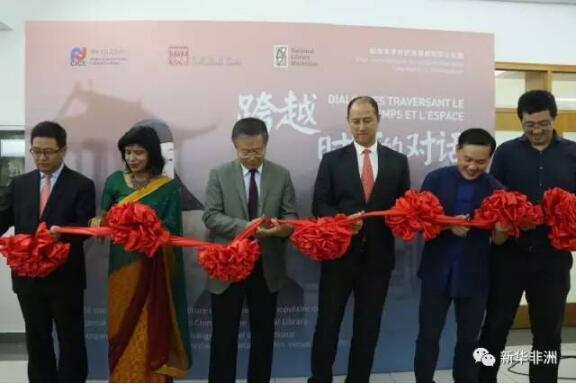 　　继“汤莎”主题灯展在毛里求斯路易港灯光节的精彩亮相后，由中国文化部外联局、中外文化交流中心联合主办，毛里求斯中国文化中心和毛里求斯国家图书馆联合承办的“跨越时空的对话——纪念文学巨匠汤显祖和莎士比亚逝世400周年”展览于近日隆重拉开帷幕。  　　    　　展览开幕式剪彩。  　　毛里求斯公职与环境部长王纯万、中国驻毛大使李立、文化参赞兼中国文化中心主任松雁群、毛里求斯国家图书馆馆长布琳达·哈姆罗特女士，毛里求斯文化艺术界、华人华侨、中国银行、华为等中资企业代表共计两百人出席了开幕式。  　　   开幕式现场观众。  　　汤显祖与莎士比亚两位文学巨匠的生活背景各不相同，但是他们都用自己的文学作品影响了一代又一代读者。本次展览让二位巨匠“相遇”，分线索叙述和探索两位大师的人生经历及文学成就，以汤莎对话为切入点，通过“时代与传奇”“梦与真”“我@汤显祖”三个部分讲述汤显祖及其经典作品的故事。现场观众通过观看展览，了解了两位世界文学巨匠留给人类的文学财富，同时通过VR眼镜和平板电子设备，使现场观众身临其境体验了汤显祖生活年代的居住和创作环境，以及欣赏通过当代艺术演绎的各种汤显祖作品。  　　    　　开幕式昆曲演出《牡丹亭》之《游园》。  　　活动当晚，天津青年京剧团给现场嘉宾带来了一场昆曲艺术盛宴，《牡丹亭》中《游园》一折展示了汤显祖笔下女性的含蓄婉约之美;《大闹天宫》中，孙悟空活泼顽皮的可爱形象赢得了现场的笑声与掌声;《秋江》一出中，剧情设定是“无船无水要渡河”，演员们将昆曲的“虚拟”艺术手段发挥得淋漓尽致。此外，演员们和现场观众进行互动，用艺术语言来展示人物的喜怒哀乐。观众看得津津有味，掌声不断，连呼过瘾。毛里求斯国家电视台对活动进行了全程录播。  　　    　　李少波老师在密特朗音乐学院讲座。  　　12月10日，天津青年京剧团的李少波老师在密特朗音乐学院为学院学生们举办了“纪念文学巨匠汤显祖和莎士比亚逝世400周年”专题讲座。讲座内容丰富，形式新颖，特别是演员现场展示和互动环节引起了师生们的极大兴趣。活动结束以后，热情的学生们守候在化妆间外等着和演员交流和合影，久久不散。  　　12月12日，中国驻毛大使夫人赵江平参赞举办沙龙茶会，邀请天津青年京剧团。老师们现场讲解京剧和昆曲的艺术特性，展示了演员们的四功五法，精彩演讲和表演获得了前副总统莫妮克·奥桑·贝勒波等其他二十多位政要夫人和使团夫人们的热烈掌声。法国女作家Pascal SIEW在活动结束以后激动的说“真的为能欣赏到这么经典的戏剧表演感到高兴!”  　　此次毛里求斯中国文化中心举办的纪念“汤莎”主题系列活动可谓是形式多样、内容丰富、精彩纷呈，独具匠心。系列活动吸引了毛里求斯各民族、各阶层的众多观众参与其中。制作精良的汤莎主题灯展惊艳亮相路易港灯光节，《牡丹亭》人物造型使四十万毛民众直接近距离欣赏了中国戏曲人物之美;“跨越时空的对话”主题展览则让毛民众更多了解了汤显祖对世界文学的贡献和中国戏曲文化的曼妙;艺术家与艺术院校学生交流培养毛年轻一代对中国戏曲文化的了解与喜爱，沙龙茶会昆曲表演向毛社会高层展现了中国传统文化的高雅风范。  　　文章来自：毛里求斯中国文化中心