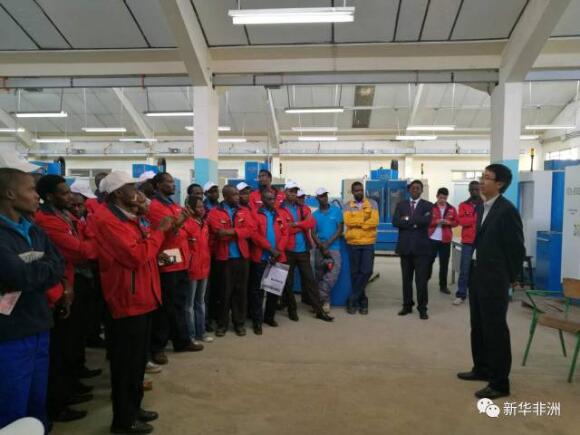 　　12月14日，中航国际肯尼亚职业教育项目结束了在肯尼亚科技大学的集中实操培训阶段，来自肯尼亚31个学校的66位教师参加了这次培训。  　　本次培训从11月24日开始，由四位来自内蒙古机电职业技术学院的老师担任主讲。集中培训阶段后，中航国际项目成员和几位中国教师还将分赴不同的学校为当地教师带来更有针对性的后期培训。  　　    　　肯尼亚学员在讨论学习资料。  　　来自夏亚郡技术学院的当地教师爱德华是这次培训的学员之一，“在这次培训之前，我很少有机会真正接触这些机器，在学校上课时也只能教学生理论知识。”爱德华说，“现在我已经学会如何使用这些机器生产工业配件，希望有机会能去中国学习更多的技术。”  　　“中国老师的课程非常系统，我学到了很多操作机械的方法。但因为我们的老师很少讲英语，虽然有人帮我们翻译，还是会漏掉一些信息。”来自拉莫吉高新技术学院的学员维克托说。  　　来自内蒙古机电职业技术学院的陈启渊2012年就曾为这个项目上课，今年是他第三次作这个项目的培训讲师。“今年的培训有一个很有意思的现象，很多以前参加过我们培训的学员都辞掉了教师工作，转而去工厂做机械加工的技师。因为机械加工的技师可以拿到比教师更高的薪酬，这也从侧面反映出肯尼亚对熟练机械技师的需求。”  　　    　　陈启渊在指导肯尼亚学员操作机械。  　　当日集中培训阶段结束后，中航国际项目经理赵磊磊，肯尼亚教育部职业教育项目经理伊萨兰博以及参加培训的教师和学生一起做了关于这次培训的总结。  　　肯尼亚教育部职业教育项目经理伊萨兰博认为，此类职业教育项目对肯尼亚有非常重要的意义。“肯尼亚的工业发展需要大量的工业人才，而这个项目为我们培训了很多的老师，这些老师就可以教会大量可以完成机械加工工作的学生”  　　    　　肯尼亚教育部职业教育项目经理伊萨兰博发言。  　　“这次培训虽然起到了明显的作用，但时间却十分有限，因此我们计划下周去到各地的项目合作学校实施更有针对性的培训。”中航国际项目经理赵磊磊说，“今年5月，我们已经与肯尼亚政府基本敲定了这个项目第二期的合作方案，到明年，预计参与职业教育项目的学校将增加至134个，这将为肯尼亚培训更多的工业化人才。”  　　    　　中航国际项目经理赵磊磊在和学员讲话。  　　肯尼亚职业教育项目是中航国际与肯尼亚高教部2010年签订的合作项目，该项目为肯尼亚各地10所院校提供了电子电工、机械加工、快速成型实验实训设备、柴油发电机组及相应的备件，并提供教育培训等一揽子服务。  　　文章来自：新华非洲
