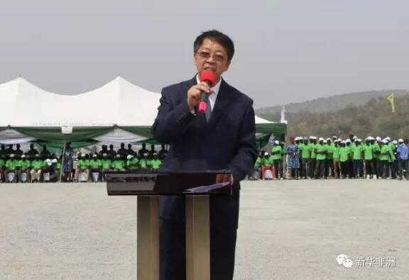 　　宗盖鲁水电站开始大江截流。(图片由中国电工-中国水电联合体提供)  　　随着一声令下，尼日利亚卡杜纳河右岸几十台大型自卸车，依次将石料倾倒入龙口。当最后一车石料倒入完成，戗堤成功合拢，宣告了尼宗盖鲁水电站大江截流15日在尼日尔州成功完成。  　　    　　尼电力部能源局官员阿贾伊在庆典仪式上致辞。(图片由中国电工-中国水电联合体提供)  　　宗盖鲁水电站截流庆典仪式当天在尼日尔州举行，尼电力部能源局官员阿贾伊在庆典仪式上表达了对中尼两国携手合作，共建宗盖鲁水电站感激之情，他希望尼有关部门、当地社区能全力支持该水电站建设项目，加强尼能源建设，促进社会，经济各方面的发展。  　　    　　中国电建国际公司副总经理田海华。(图片由中国电工-中国水电联合体提供)  　　中国电建国际公司副总经理田海华说，没有中尼两国政府和人民的大力支持，截流这一重要节点是不可能实现的。他说，截流后的建设任务更加艰巨，希望全体工程建设者能继续发扬自强不息，勇于拼搏的企业精神，确保工程质量和施工安全，确保高质量按期完成工程建设任务，把宗盖鲁水电站建成世界一流工程、优质工程。  　　    　　中国电工-中国水电联合体员工及当地雇员合影。(图片由中国电工-中国水电联合体提供)  　　尼日利亚宗盖鲁水电站由中国电工-中国水电联合体承建，合同总金额为12.94亿美元。据介绍，宗盖鲁水电站项目工期为60个月，项目兼具发电、防洪、灌溉、养殖、航运等多种功能，电站装机容量为700兆瓦，水库总库容为114亿立方米。  　　文章来自：新华非洲