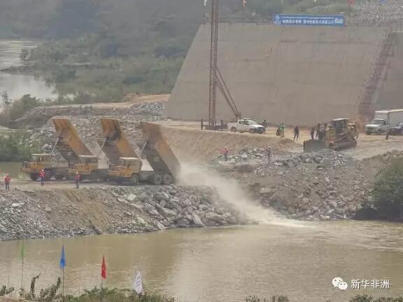 　　宗盖鲁水电站开始大江截流。(图片由中国电工-中国水电联合体提供)  　　随着一声令下，尼日利亚卡杜纳河右岸几十台大型自卸车，依次将石料倾倒入龙口。当最后一车石料倒入完成，戗堤成功合拢，宣告了尼宗盖鲁水电站大江截流15日在尼日尔州成功完成。  　　    　　尼电力部能源局官员阿贾伊在庆典仪式上致辞。(图片由中国电工-中国水电联合体提供)  　　宗盖鲁水电站截流庆典仪式当天在尼日尔州举行，尼电力部能源局官员阿贾伊在庆典仪式上表达了对中尼两国携手合作，共建宗盖鲁水电站感激之情，他希望尼有关部门、当地社区能全力支持该水电站建设项目，加强尼能源建设，促进社会，经济各方面的发展。  　　    　　中国电建国际公司副总经理田海华。(图片由中国电工-中国水电联合体提供)  　　中国电建国际公司副总经理田海华说，没有中尼两国政府和人民的大力支持，截流这一重要节点是不可能实现的。他说，截流后的建设任务更加艰巨，希望全体工程建设者能继续发扬自强不息，勇于拼搏的企业精神，确保工程质量和施工安全，确保高质量按期完成工程建设任务，把宗盖鲁水电站建成世界一流工程、优质工程。  　　    　　中国电工-中国水电联合体员工及当地雇员合影。(图片由中国电工-中国水电联合体提供)  　　尼日利亚宗盖鲁水电站由中国电工-中国水电联合体承建，合同总金额为12.94亿美元。据介绍，宗盖鲁水电站项目工期为60个月，项目兼具发电、防洪、灌溉、养殖、航运等多种功能，电站装机容量为700兆瓦，水库总库容为114亿立方米。  　　文章来自：新华非洲