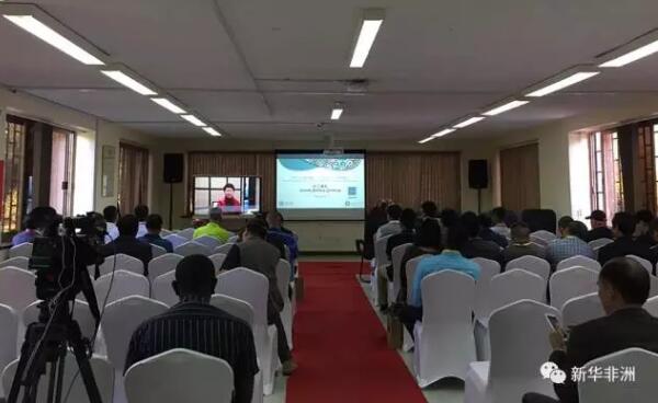 　　首个中非产业孵化器项目18日在肯尼亚首都内罗毕出口加工区正式启动，项目建成后将为中国中小企业进入非洲市场搭建便利平台和通道。  　　    　　中非产业孵化器开工典礼现场。(图片由赛富共盈提供)  　　肯尼亚工业化与企业发展部长阿丹·穆罕默德出席项目开工典礼。他在致辞中说，中非产业孵化器为中国中小企业在肯尼亚落地提供良好土壤，有助于加强中非企业间合作。他表示，欢迎更多中国投资者前往肯尼亚，在各领域寻求发展机会。  　　据介绍，中非产业孵化器项目由赛富共盈国际控股集团联合中国国际投资肯尼亚公司共同打造，计划投资2亿美元，建设面积近20万平方米工业园区。项目分四期进行，预计将在3年内完成。  　　    　　肯尼亚工业化与企业发展部长阿丹·穆罕默德(中)与赛富共盈总经理陶然(右一)在中非产业孵化器肯尼亚EPZ园区动工现场。(图片由赛富共盈提供)  　　赛富共盈总经理陶然说，项目启动将为在非洲的中国中小企业提供一站式商务、金融、制造、仓储、物流的服务平台，帮助中国中小企业以最通畅方式进入非洲，也让“中国制造”能够真正扎根非洲，贴近当地消费者，与非洲经济共同发展。  　　文章来自：新华非洲