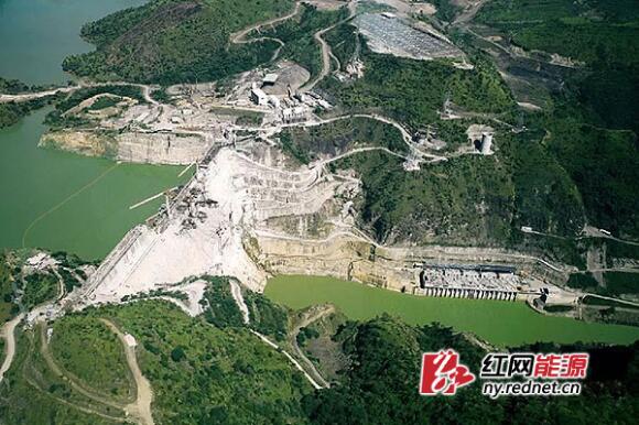 　　12月17日上午，由中电建成勘院承担机电金结设计、水电八局承担发电机组和金属结构安装任务的埃塞俄比亚最大水电站——埃塞吉布3水电站隆重举行十台机组投产庆典仪式。埃塞总理海尔马里亚姆、中国驻埃塞大使腊翊凡出席仪式并讲话。该项目将为埃塞俄比亚首都亚的斯亚贝巴提供90%的电力。  　　埃塞俄比亚号称“东非水塔”，具有丰富的水力资源。吉布3水电项目是埃塞俄比亚奥姆河梯级开发中的第3级电站，功能为发电、防洪和流量调节等，电站装设10台187兆瓦的混流式水轮发电机组，为埃塞俄比亚最大水电站。吉布3水电站并网发电前，埃塞国家电网的总容量约2100兆瓦，吉布3水电站10台机投产后发电量将占现在电网总容量的50%。电站通过3回输电线路，将电能输送到SODO和首都ADDIS，极大改善埃塞俄比亚电力严重短缺的现状，多余的电能输往肯尼亚等周边国家，为该国发展提供强大的电力和经济支撑。  　　海尔马里亚姆总理发表演讲，赞扬中国为埃塞的经济发展所做的贡献，高度评价工程质量，感谢电站所有参建方的辛苦努力，并现场按机组启动按钮。新华社、中央电视台和当地众多家媒体全程报导，埃塞俄比亚国家电视台现场直播庆典盛况。  　　该项目历时5年建成，从2015年10月开始1号机组投运，到2016年8月10号机组的投运。10个月的时间，“吉布3水电站”实现了每月投运一台机组的记录，创造了世界水电工程建设史上的新纪录。  　　文章来自：红网