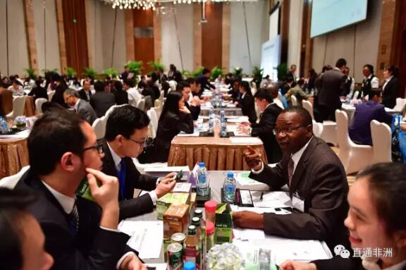 　　(中非企业对接洽谈)  　　近日，由中国贸促会、联合国国际贸易中心、中非发展基金共同主办的中国与非洲四国企业对接研讨会在广州顺利开幕。来自中国、埃塞俄比亚、肯尼亚、莫桑比克、赞比亚的近300位嘉宾和企业代表参会。中国贸促会贸易投资促进部副部长朱凌燕、中非发展基金副总裁王勇、国际贸易中心国别项目司司长阿希什•沙阿、英国驻广州总领馆副总领事凯伦•默多克等出席开幕式并致辞。开幕式由中国贸促会广东省委员会副会长罗丙志主持。  　　此次研讨会是中国贸促会、国际贸易中心、中非发展基金和英国国际发展部携手落实习近平主席提出的中非“十大合作计划”的具体措施，也是四家单位共同实施的旨在促进对上述非洲四国的可持续投资及其出口导向型制造业发展的“非洲投资与增长合作伙伴项目”在中国的第三场重要活动。  　　中国贸促会贸易投资促进部副部长朱凌燕介绍说,自2000年中非合作论坛成立以来，中非战略合作日益加深，经贸关系快速发展。非洲四国区位优势明显，能源资源丰富，市场需求旺盛，发展潜力巨大，是中国开展国际产能合作的重要伙伴国和中国企业“走出去”的重要目的地。近年来，中国与这四个国家的经贸合作日渐深化，前景十分广阔。中国贸促会作为中国最大的贸易投资促进机构，愿意与国际贸易中心等国际组织、非洲各国政府部门和商协会一道，为加强中非经贸合作搭建更多平台，为促进中非全面战略合作伙伴关系发展作出更大贡献。  　　    　　(中国贸促会贸易投资促进部副部长朱凌燕出席开幕式并致辞)  　　中非发展基金副总裁王勇在致辞中表示，非洲拥有丰富的自然资源、持续增长的劳动人口，城市化进程日趋加速，技术不断发展，是一片“希望的大陆”。目前，非洲国家普遍期待经济转型、加速工业化进程，中国正在实施经济结构调整和产业升级，中非经济结构互补、发展战略契合，合作发展互有需要、互有优势。中非发展基金作为中国第一支对非投资基金，致力于通过投资推进中非产能合作，将“中国制造”变为“中非联合制造”，帮助填补非洲国家工业空白，创造就业机会，提升合作国生产能力，促进当地经济发展。他相信中非的企业家们通过此次对接交流，一定可以找到契合点，为下一步合作打下基础。  　　    　　(中非发展基金副总裁王勇出席开幕式并致辞)  　　国际贸易中心国别项目司长阿希什•沙阿表示，此次研讨会是帮助中非企业建立商务联系、促进中非企业间投资合作的一次创新之举，尤其值得一提的是给非洲企业提供了实地考察深圳经济特区并与相关企业进行座谈研讨的机会，非洲企业可以从特区企业的成功经验中了解中国企业如何在海外市场扩大出口、建立业务伙伴关系，学习如何利用经济特区和出口加工区的政策优势吸引外国投资，实现业务增长和增加就业。他表示，此次研讨会旨在通过增加对农产品加工业和轻工制造业的投资，促进非洲的出口增长，让非洲贫困地区的人民享受到可持续的稳定收入，是落实“非洲投资与增长合作伙伴项目”的具体实践。国际贸易中心将发挥其五十余年来积累的工作经验，为非洲四国贸易投资促进机构和中小企业提供更多的技术援助和多方支持。  　　    　　(国际贸易中心国别项目司长阿希什•沙阿出席开幕式并致辞)  　　会上，非洲四国贸易投资促进机构的相关专家为中国企业介绍了所在国的投资环境和投资项目。据介绍，埃塞俄比亚政府大力支持农产品加工和轻工业制造业，进口生产资料、建筑材料和零部件免关税;肯尼亚政府支持棉花、纺织品和服装业;莫桑比克政府对农产品加工设备进口关税豁免;赞比亚政府支持轻工制造、重工制造、农产品加工、家用电器、高科技、研发和制药。中国企业纷纷表示希望中国贸促会举办更多类似活动。  　　根据会议安排，有意赴非洲投资的中方企业与非洲四国企业进行了面对面的深度交流和项目对接，现场氛围非常热烈，中非企业反响远超预期。经过交流洽谈，中非企业达成了一系列初步合作意向，更有双方企业一拍即合，手挽手赴中国企业进行进一步考察洽谈。  　　    　　(中非企业对接洽谈)  　　为确保会议效果，研讨会于12月13日围绕中非农产品加工业和轻工制造业合作两大议题，举办了面向非洲四国企业的专题培训。国际贸易中心亚太事务总监蒋学军、英国国际发展部北京办公室资深经济顾问山塔努•米特拉、中国贸促会商事法律服务中心副处长王琳洁、华坚集团代表张雪莉、吉海集团董事长姚允武等分别从政府、相关机构、企业的角度就“如何与中国投资者合作”为主题提出了促进中非企业间文化理解、商业管理和合作关系建设的具体建议。  　　作为研讨会后续活动，中国贸促会还于12月15日组织非洲四国企业代表赴深圳与特区政府有关部门及中国贸促会深圳市委员会进行交流研讨，帮助非洲企业了解中国的经济特区和出口加工区在帮助中国企业吸引外资和开展对外贸易的成功经验。  　　为筹备此次研讨会，中国贸促会与国际贸易中心进行了多轮企业需求调研并作了精心安排，通过此次研讨会建立了更加务实有效的企业服务模式，并将整合贸促系统资源与渠道优势，根据企业对接情况和诉求提供更多后续服务。  　　“非洲投资与增长合作伙伴项目”是中国、英国和国际组织合作开发非洲市场、促进非洲经济可持续发展的有益尝试。该项目评估阶段将于2017年1月完成，接下来将转入为期4年的主体实施阶段。会议期间，中国贸促会与国际贸易中心、英国国际发展部围绕下一步合作进行了深入探讨，并就2017年合作项目达成了一致意见。  　　文章来自：中国贸促会