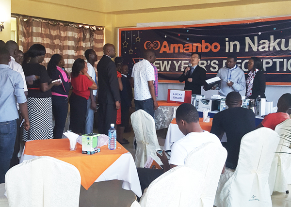 　　Amanbo海外推广火热进行中。肯尼亚当地时间2016年12月20日上午，Amanbo肯尼亚运营中心在纳库鲁(Nakuru)举办了一场“Amanbo Nakuru市场新年招待会”，与Nakuru市场的30多家采购商代表共迎圣诞、同庆新年，同时向他们进一步推介Amanbo平台和商家产品。  　　纳库鲁，肯尼亚裂谷省首府，铁路枢纽，是肯尼亚重要的城市之一，距离肯尼亚首都内罗毕约140公里，畜产品、咖啡、茶叶集散中心。有农产品加工、毛纺、制革、木材加工等工业。以火烈鸟闻名于世的纳库鲁湖就在这里。  　　本次“Amanbo Nakuru市场新年招待会”也是以肯尼亚当地最受欢迎的早餐会的形式进行。招待会上，Amanbo肯尼亚运营中心工作人员首先介绍了Amanbo概况和优势，并重点阐述了肯尼亚运营中心的情况，加深了到会采购商代表对Amanbo的了解和信任。Amanbo肯尼亚运营中心工作人员还现场为大家详细讲解了Amanbo APP的各项功能，并现场演示操作，以便让到会采购商代表更快地掌握通过Amanbo APP查找商品、询价和下单。  　　接下来的促销环节，Amanbo肯尼亚运营中心工作人员将一些Amanbo平台商家精心准备的家电、数码配件等商品进行了现场促销，受到现场热情的采购商代表们的疯狂抢购。  　　为了感谢到场采购商的积极参与和对Amanbo平台的支持与信赖，Amanbo肯尼亚运营中心还准备了丰厚的奖品，现场进行了抽奖，并颁发了奖品。  　　Amanbo肯尼亚运营中心成立以来，开展了丰富多彩的推广活动，吸引了越来越多的非洲采购商的关注和支持。Amanbo其他各海外运营中心也正不遗余力地开展着各类运营推广活动，为平台商家积累了越来越多的采购商资源。Amanbo将与广大入驻商家一道，开创中非电商的新蓝海。我们也有理由相信，拥有12亿人口庞大市场的非洲，必将给我们以丰厚的回报。