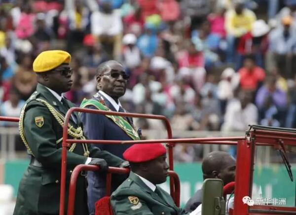 　　津巴布韦总统罗伯特·加布里埃尔·穆加贝日前出席执政党津巴布韦非洲民族联盟-爱国阵线大会，被推选为2018年总统选举候选人。  　　    　　2016年8月9日，在位于哈拉雷的津巴布韦国家体育场，津巴布韦总统、国防军总司令穆加贝(左二)检阅部队。新华社发  　　大会在津巴布韦东南部城市马斯温戈举行，92岁的穆加贝身穿印有个人肖像和津巴布韦地图的上衣出席。  　　非洲民族联盟-爱国阵线副书记尤妮斯·莫约说，该党支持总统兼非洲民族联盟-爱国阵线第一书记穆加贝为“2018年总统选举唯一候选人”。  　　穆加贝获得推选的消息引发支持者欢呼。他接受推选，呼吁党内团结，共同应对当前挑战。  　　“我们一致认为，冲突应当结束，内斗必须停止，”穆加贝说，“让我们团结一心。我们是家人，同属非洲民族联盟-爱国阵线大家庭，因为对彼此的理解而联系在一起。”  　　穆加贝要求党内成员遵守党纪，尊重领导人，“政党思想必须被遵循”。  　　此前，由于没有明确的继任人选，非洲民族联盟-爱国阵线内部矛盾日益激烈，不同派系间口诛笔伐，摩擦不断。  　　穆加贝在1980年津巴布韦独立后，就出任政府总理。1987年，津巴布韦政体变为总统内阁制后，他改任总统并连任至今。根据津巴布韦2013年通过的新宪法，穆加贝理论上还能再连任一届总统，直至2023年他年满99岁。  　　穆加贝今年以来遭遇前所未有的下台压力。受农业大幅减产、流动性紧张和通货紧缩等因素影响，津巴布韦经济正面临经历严重挑战。批评者指责，穆加贝未能带领津巴布韦走出困境。由于缺乏足够现金，穆加贝10月下旬签署法令，将债券货币作为津巴布韦的法定流通货币之一。然而，债券货币发行以来，现金短缺情况仍然突出，导致不少银行下调每日取现额度。政府工作人员的工资也多次被延付。  　　文章来自：新华非洲