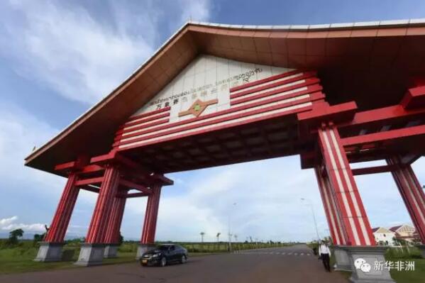 　　三年多前，中国领导人首次在国际场合倡议共建“丝绸之路经济带”和“21世纪海上丝绸之路”，放飞“一带一路”梦想。如今，梦想开始照进现实，这个惠及全球逾六成人口、迄今已获100多个国家和国际组织支持和参与的重大倡议——“一带一路”正在收获早期成果。  　　2016年是中国“十三五”规划开局之年，也是中国与沿线国家全力推进“一带一路”建设的年份。以“一带一路”为绢帛、以创新合作为笔墨、以共谋发展为气韵，中国与世界共同绘制的合作共赢壮丽画卷正在徐徐展开。  　　    　　这是2016年5月21日在塞尔维亚首都贝尔格莱德拍摄的普平大桥。由中国路桥工程有限责任公司承建的普平大桥全长1.5公里，是塞尔维亚在多瑙河上近70年来首座新建大桥。大桥的建成带动了贝尔格莱德西北部相对落后地区的经济发展，并有效减缓了市区交通压力，给当地居民的生活带来便利。新华社发(普雷德拉格·米洛萨夫列维奇摄)  　　    　　2016年1月10日，在距离巴基斯坦首都伊斯兰堡50多公里处的吉拉姆河畔，三峡集团承建的卡洛特水电站主体工程开工。该工程2020年投入运营，运营期30年，到期后无偿转让给巴基斯坦政府。2015年4月，位于中巴经济走廊的卡洛特水电站被确立为丝路基金首个对外投资项目。中巴经济走廊是“一带一路”的旗舰项目之一。新华社发(艾哈迈德·卡迈勒摄)  　　    　　2016年1月21日，在印度尼西亚西爪哇省瓦利尼，工人为雅万高速铁路开工仪式做准备。中国与印尼合作建设的印尼和东南亚第一条高速铁路——雅加达至万隆(雅万)高速铁路于2016年1月21日开工，标志着中印尼铁路合作取得重大成果。雅万高铁全长约150公里，最高设计时速350公里，计划3年建成通车，是中国“21世纪海上丝绸之路”倡议和印尼“全球海洋支点”构想对接的重大早期收获。雅万高铁项目启动后，预计每年可为印尼新增4万个工作岗位，对沿途8个站点综合开发，将形成100多公里的高铁经济带，直接造福于印尼社会。新华社发(阿贡摄)  　　    　　2016年2月27日，一列专列停在乌兹别克斯坦安格连至琶布铁路甘姆奇克隧道进口。中国政府优买项目、中铁隧道集团承担的中亚最长隧道——乌兹别克斯坦安格连至琶布铁路甘姆奇克隧道当日全隧贯通。甘姆奇克隧道长19.26公里，为中亚第一长隧、乌兹别克斯坦一号工程，也是“丝绸之路”经济带铁路网中吉乌铁路的重要一环，对促进乌兹别克斯坦经济社会发展和“一带一路”战略的实施具有重大意义。新华社记者 沙达提摄  　　    　　2016年11月13日，在巴基斯坦瓜达尔港，港口吊装设备往中远海运集装箱运输有限公司惠灵顿轮上吊装集装箱。这是瓜达尔港第一次向海外大规模出口集装箱，同时也意味着广阔的南亚和中亚地区同中东、东南亚等印度洋沿岸地区，将通过中巴经济走廊历史性地联结在一起。瓜达尔港位于巴基斯坦西南部俾路支省，是印度洋沿岸的一座天然深水良港，也是中巴经济走廊的南端起点。新华社记者 刘天摄  　　    　　这是2016年5月28日在肯尼亚马库埃尼附近拍摄的蒙内铁路第七标段的铺轨作业现场。蒙内铁路是肯尼亚独立以来的最大基础设施建设项目，由中国路桥公司承建，造价38亿美元，东起海港蒙巴萨，西至首都内罗毕，绵延约480公里，是一条采用中国标准、中国技术、中国管理、中国装备建造的国际干线铁路。截至2016年8月，蒙内铁路项目为肯尼亚创造了4万多个就业岗位，培训了2万名技术人员。新华社记者 潘思危摄  　　    　　这是2016年9月23日在印度尼西亚中苏拉威西省拍摄的青山工业园自备码头。2013年10月，作为“一带一路”倡议落地印尼的重点项目，中国与印尼签署协议，决定建设青山工业园区。经过3年努力，这一民营企业投资项目为印尼创造了大量工作岗位，为政府贡献了可观的税收，同时也给附近村庄里的村民带来了大量收入。新华社记者 杜宇摄  　　    　　这是2016年9月2日在老挝首都万象拍摄的中老合作的赛色塔综合开发区一期建设外景。老挝万象赛色塔综合开发区由云南建工集团有限公司和万象市政府共同开发建设，是中国在老挝唯一的国家级境外经贸合作区，列入“一带一路”建设早期项目。中老日益密切的经贸往来带动了老挝经济平稳快速增长，也为中国加强与老挝和东盟的关系创造了新机遇。新华社记者 秦晴摄  　　    　　这是2016年9月27日拍摄的位于意大利米兰附近的科尔纳雷多市的高嘉工厂内部。2014年和2015年，总部位于中国浙江的日发精机公司先后收购了意大利MCM和高嘉两家公司。这两家公司都是世界领先机床制造商，在它们的客户名单上，既有空中客车、波音等著名飞机制造商，也有通用电气、西门子等国际工业巨头。日发精机的收购，为两家意大利机床老厂带来新的发展契机，集团一体化使得两家企业充分整合资源和市场。新华社记者 金宇摄  　　    　　这是2016年6月7日在巴基斯坦旁遮普省巴哈瓦尔布尔地区拍摄的中兴能源光伏电站全景。该光伏电站年发电量可达4.8亿度，至少可满足20万个巴基斯坦家庭的日常用电需求。新华社发  　　   这是2016年6月28日拍摄的行驶在喀喇昆仑公路上的运输卡车。喀喇昆仑公路北起中国新疆喀什，南至巴基斯坦塔科特。于2016年4月开工的喀喇昆仑公路二期工程是中巴经济走廊陆路通道的核心路段。该项目的建设将显著改善当地交通状况，推动巴基斯坦公路网和交通基础设施建设，对改善巴基斯坦投资环境，加强与邻国的贸易往来有着重要推动作用。新华社发  　　    　　这是2016年9月29日在巴基斯坦拉瓦尔品第的中国商品批发市场内拍摄的一名陶瓷及玻璃器皿店店主。中巴经济走廊建设降低了从中国进口产品的物流成本，也让这个市场生意更加红火。2013年启动建设的中巴经济走廊北起中国喀什，南至巴基斯坦瓜达尔港，位于“丝绸之路经济带”和“21世纪海上丝绸之路”的交汇处，是“一带一路”倡议的重大和先行项目。在中巴经济走廊建设推动下，两国间的互联互通更加紧密。新华社记者 刘天摄  　　    　　2016年12月2日，在斯里兰卡南部的卡卢特勒地区综合医院，来自北京协和医院的“2016健康快车斯里兰卡光明行”医疗队医生为斯里兰卡白内障患者进行手术。“健康快车”项目带着医疗团队、设备和技术走出国门，与“一带一路”沿线国家当地医院进行合作，向当地百姓提供慈善医疗。  　　文章来自：新华非洲
