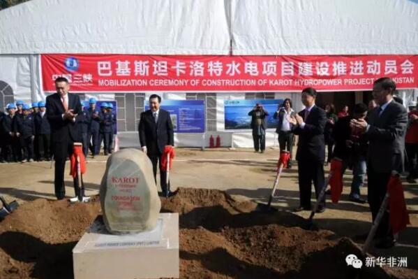　　三年多前，中国领导人首次在国际场合倡议共建“丝绸之路经济带”和“21世纪海上丝绸之路”，放飞“一带一路”梦想。如今，梦想开始照进现实，这个惠及全球逾六成人口、迄今已获100多个国家和国际组织支持和参与的重大倡议——“一带一路”正在收获早期成果。  　　2016年是中国“十三五”规划开局之年，也是中国与沿线国家全力推进“一带一路”建设的年份。以“一带一路”为绢帛、以创新合作为笔墨、以共谋发展为气韵，中国与世界共同绘制的合作共赢壮丽画卷正在徐徐展开。  　　    　　这是2016年5月21日在塞尔维亚首都贝尔格莱德拍摄的普平大桥。由中国路桥工程有限责任公司承建的普平大桥全长1.5公里，是塞尔维亚在多瑙河上近70年来首座新建大桥。大桥的建成带动了贝尔格莱德西北部相对落后地区的经济发展，并有效减缓了市区交通压力，给当地居民的生活带来便利。新华社发(普雷德拉格·米洛萨夫列维奇摄)  　　    　　2016年1月10日，在距离巴基斯坦首都伊斯兰堡50多公里处的吉拉姆河畔，三峡集团承建的卡洛特水电站主体工程开工。该工程2020年投入运营，运营期30年，到期后无偿转让给巴基斯坦政府。2015年4月，位于中巴经济走廊的卡洛特水电站被确立为丝路基金首个对外投资项目。中巴经济走廊是“一带一路”的旗舰项目之一。新华社发(艾哈迈德·卡迈勒摄)  　　    　　2016年1月21日，在印度尼西亚西爪哇省瓦利尼，工人为雅万高速铁路开工仪式做准备。中国与印尼合作建设的印尼和东南亚第一条高速铁路——雅加达至万隆(雅万)高速铁路于2016年1月21日开工，标志着中印尼铁路合作取得重大成果。雅万高铁全长约150公里，最高设计时速350公里，计划3年建成通车，是中国“21世纪海上丝绸之路”倡议和印尼“全球海洋支点”构想对接的重大早期收获。雅万高铁项目启动后，预计每年可为印尼新增4万个工作岗位，对沿途8个站点综合开发，将形成100多公里的高铁经济带，直接造福于印尼社会。新华社发(阿贡摄)  　　    　　2016年2月27日，一列专列停在乌兹别克斯坦安格连至琶布铁路甘姆奇克隧道进口。中国政府优买项目、中铁隧道集团承担的中亚最长隧道——乌兹别克斯坦安格连至琶布铁路甘姆奇克隧道当日全隧贯通。甘姆奇克隧道长19.26公里，为中亚第一长隧、乌兹别克斯坦一号工程，也是“丝绸之路”经济带铁路网中吉乌铁路的重要一环，对促进乌兹别克斯坦经济社会发展和“一带一路”战略的实施具有重大意义。新华社记者 沙达提摄  　　    　　2016年11月13日，在巴基斯坦瓜达尔港，港口吊装设备往中远海运集装箱运输有限公司惠灵顿轮上吊装集装箱。这是瓜达尔港第一次向海外大规模出口集装箱，同时也意味着广阔的南亚和中亚地区同中东、东南亚等印度洋沿岸地区，将通过中巴经济走廊历史性地联结在一起。瓜达尔港位于巴基斯坦西南部俾路支省，是印度洋沿岸的一座天然深水良港，也是中巴经济走廊的南端起点。新华社记者 刘天摄  　　    　　这是2016年5月28日在肯尼亚马库埃尼附近拍摄的蒙内铁路第七标段的铺轨作业现场。蒙内铁路是肯尼亚独立以来的最大基础设施建设项目，由中国路桥公司承建，造价38亿美元，东起海港蒙巴萨，西至首都内罗毕，绵延约480公里，是一条采用中国标准、中国技术、中国管理、中国装备建造的国际干线铁路。截至2016年8月，蒙内铁路项目为肯尼亚创造了4万多个就业岗位，培训了2万名技术人员。新华社记者 潘思危摄  　　    　　这是2016年9月23日在印度尼西亚中苏拉威西省拍摄的青山工业园自备码头。2013年10月，作为“一带一路”倡议落地印尼的重点项目，中国与印尼签署协议，决定建设青山工业园区。经过3年努力，这一民营企业投资项目为印尼创造了大量工作岗位，为政府贡献了可观的税收，同时也给附近村庄里的村民带来了大量收入。新华社记者 杜宇摄  　　    　　这是2016年9月2日在老挝首都万象拍摄的中老合作的赛色塔综合开发区一期建设外景。老挝万象赛色塔综合开发区由云南建工集团有限公司和万象市政府共同开发建设，是中国在老挝唯一的国家级境外经贸合作区，列入“一带一路”建设早期项目。中老日益密切的经贸往来带动了老挝经济平稳快速增长，也为中国加强与老挝和东盟的关系创造了新机遇。新华社记者 秦晴摄  　　    　　这是2016年9月27日拍摄的位于意大利米兰附近的科尔纳雷多市的高嘉工厂内部。2014年和2015年，总部位于中国浙江的日发精机公司先后收购了意大利MCM和高嘉两家公司。这两家公司都是世界领先机床制造商，在它们的客户名单上，既有空中客车、波音等著名飞机制造商，也有通用电气、西门子等国际工业巨头。日发精机的收购，为两家意大利机床老厂带来新的发展契机，集团一体化使得两家企业充分整合资源和市场。新华社记者 金宇摄  　　    　　这是2016年6月7日在巴基斯坦旁遮普省巴哈瓦尔布尔地区拍摄的中兴能源光伏电站全景。该光伏电站年发电量可达4.8亿度，至少可满足20万个巴基斯坦家庭的日常用电需求。新华社发  　　   这是2016年6月28日拍摄的行驶在喀喇昆仑公路上的运输卡车。喀喇昆仑公路北起中国新疆喀什，南至巴基斯坦塔科特。于2016年4月开工的喀喇昆仑公路二期工程是中巴经济走廊陆路通道的核心路段。该项目的建设将显著改善当地交通状况，推动巴基斯坦公路网和交通基础设施建设，对改善巴基斯坦投资环境，加强与邻国的贸易往来有着重要推动作用。新华社发  　　    　　这是2016年9月29日在巴基斯坦拉瓦尔品第的中国商品批发市场内拍摄的一名陶瓷及玻璃器皿店店主。中巴经济走廊建设降低了从中国进口产品的物流成本，也让这个市场生意更加红火。2013年启动建设的中巴经济走廊北起中国喀什，南至巴基斯坦瓜达尔港，位于“丝绸之路经济带”和“21世纪海上丝绸之路”的交汇处，是“一带一路”倡议的重大和先行项目。在中巴经济走廊建设推动下，两国间的互联互通更加紧密。新华社记者 刘天摄  　　    　　2016年12月2日，在斯里兰卡南部的卡卢特勒地区综合医院，来自北京协和医院的“2016健康快车斯里兰卡光明行”医疗队医生为斯里兰卡白内障患者进行手术。“健康快车”项目带着医疗团队、设备和技术走出国门，与“一带一路”沿线国家当地医院进行合作，向当地百姓提供慈善医疗。  　　文章来自：新华非洲